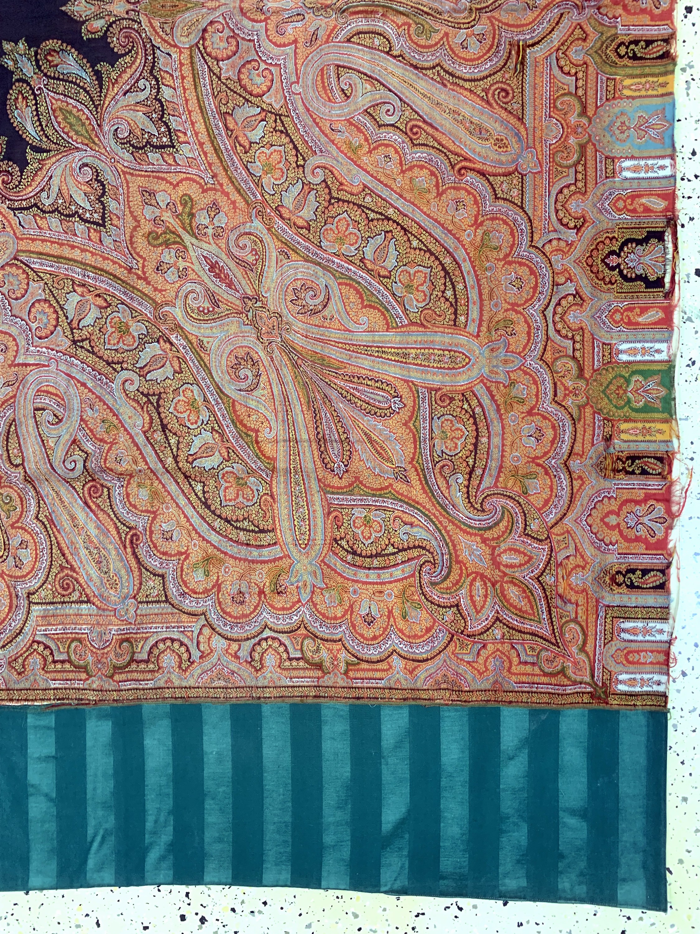 Detail a: Kaschmir Schal, Indien, Anfang 20.Jhd, Wollstickerei, ca. 220 x 170 cm, geflickt, EHZ: 2(kleine Löcher)