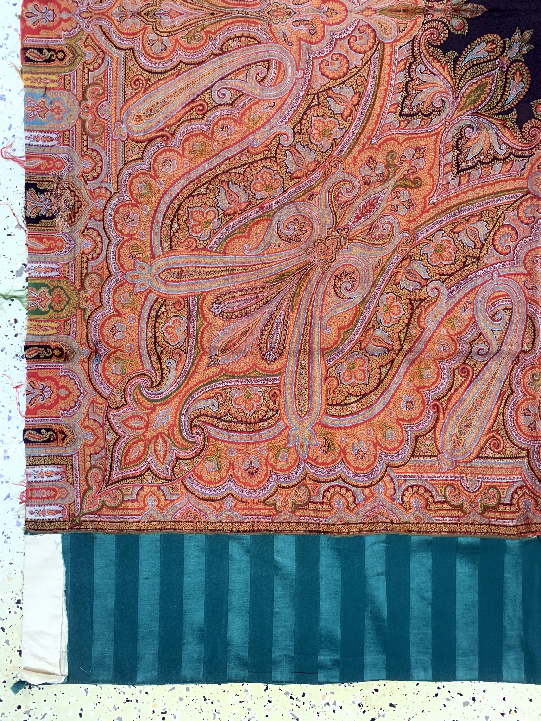 Detail b: Kaschmir Schal, Indien, Anfang 20.Jhd, Wollstickerei, ca. 220 x 170 cm, geflickt, EHZ: 2(kleine Löcher)