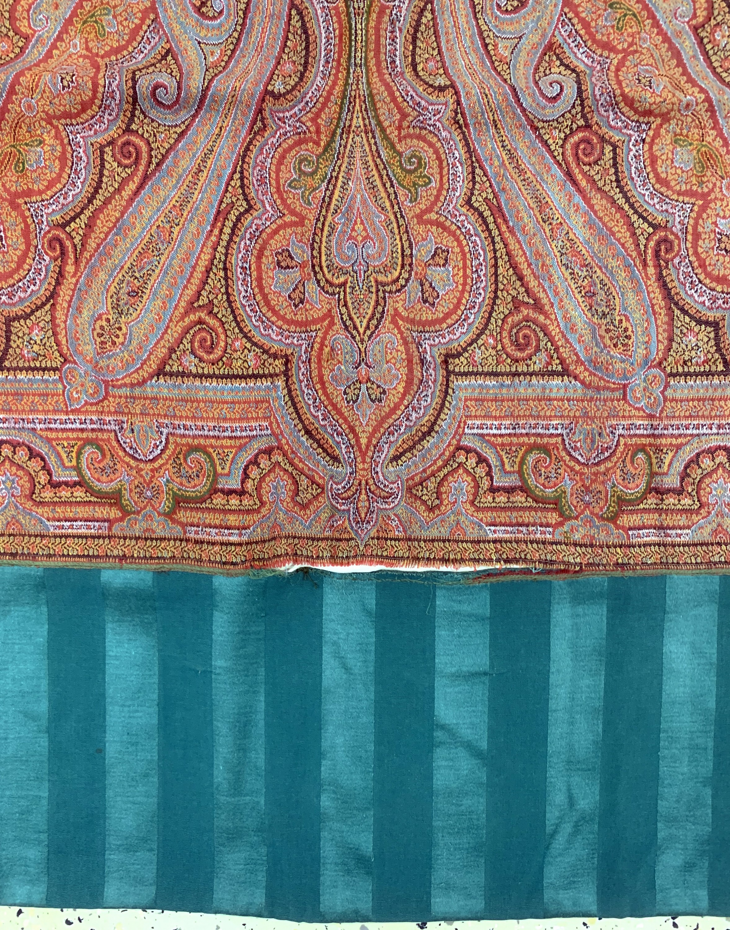 Detail c: Kaschmir Schal, Indien, Anfang 20.Jhd, Wollstickerei, ca. 220 x 170 cm, geflickt, EHZ: 2(kleine Löcher)
