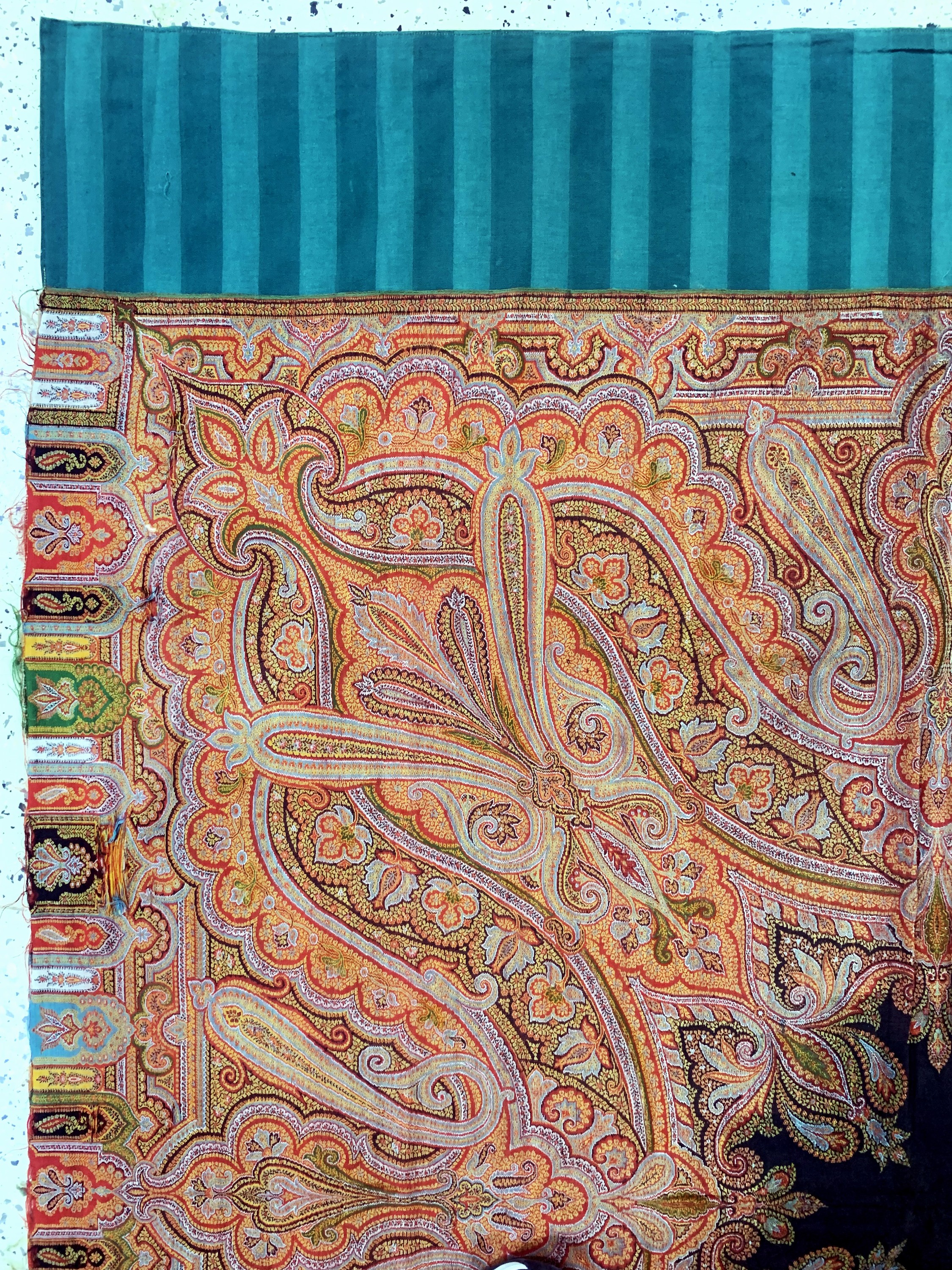 Detail d: Kaschmir Schal, Indien, Anfang 20.Jhd, Wollstickerei, ca. 220 x 170 cm, geflickt, EHZ: 2(kleine Löcher)