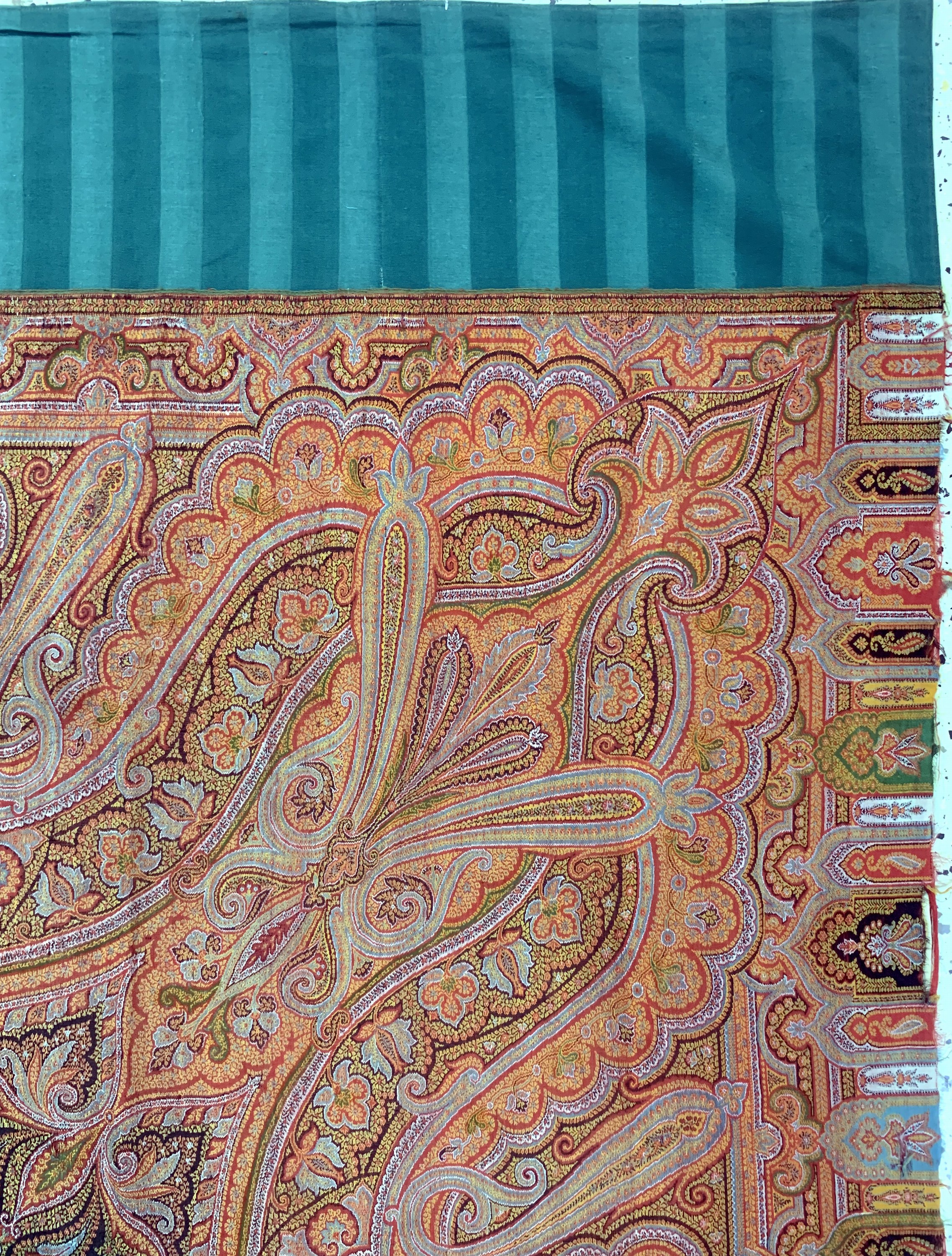 Detail e: Kaschmir Schal, Indien, Anfang 20.Jhd, Wollstickerei, ca. 220 x 170 cm, geflickt, EHZ: 2(kleine Löcher)