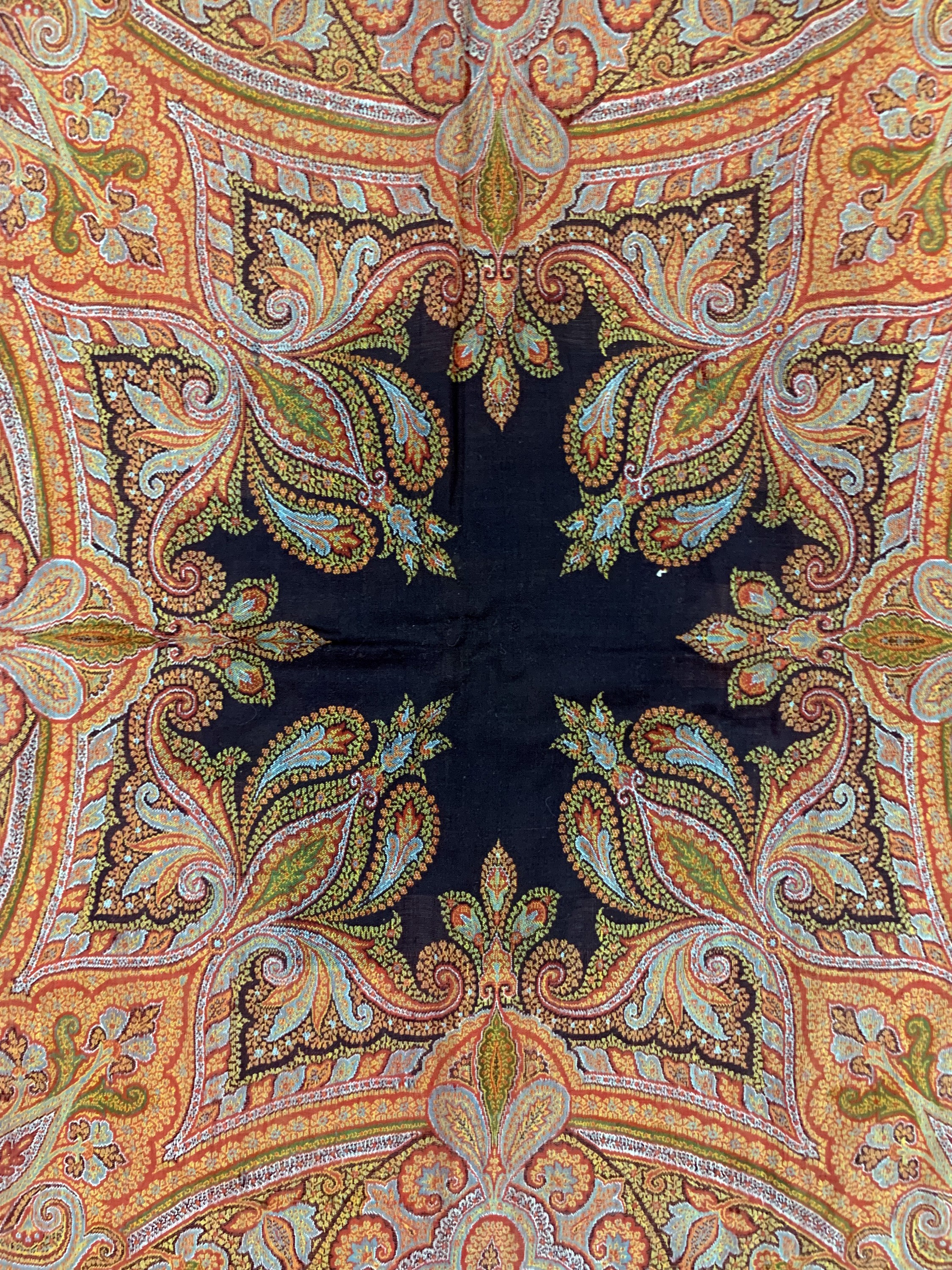 Detail f: Kaschmir Schal, Indien, Anfang 20.Jhd, Wollstickerei, ca. 220 x 170 cm, geflickt, EHZ: 2(kleine Löcher)