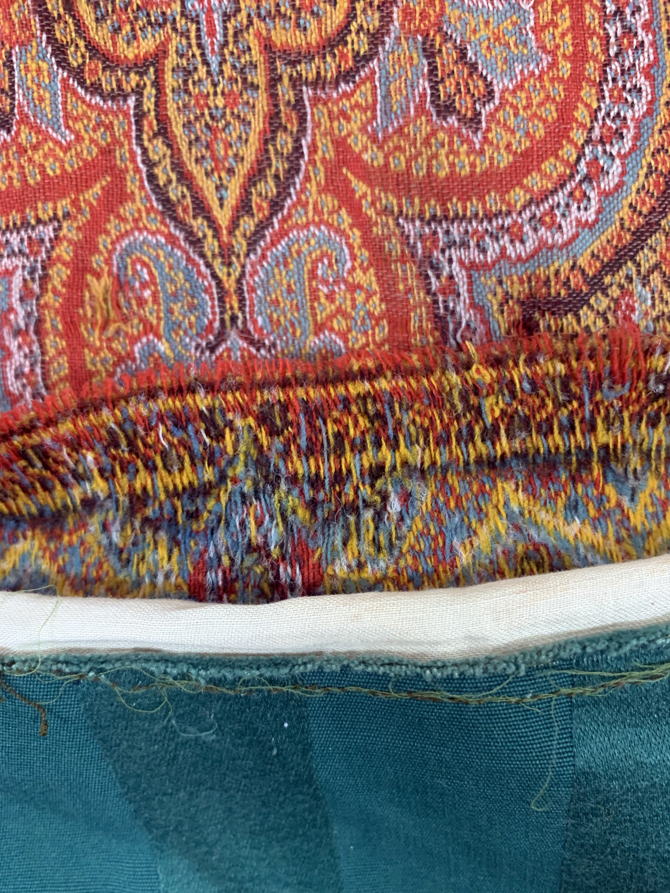 Detail g: Kaschmir Schal, Indien, Anfang 20.Jhd, Wollstickerei, ca. 220 x 170 cm, geflickt, EHZ: 2(kleine Löcher)