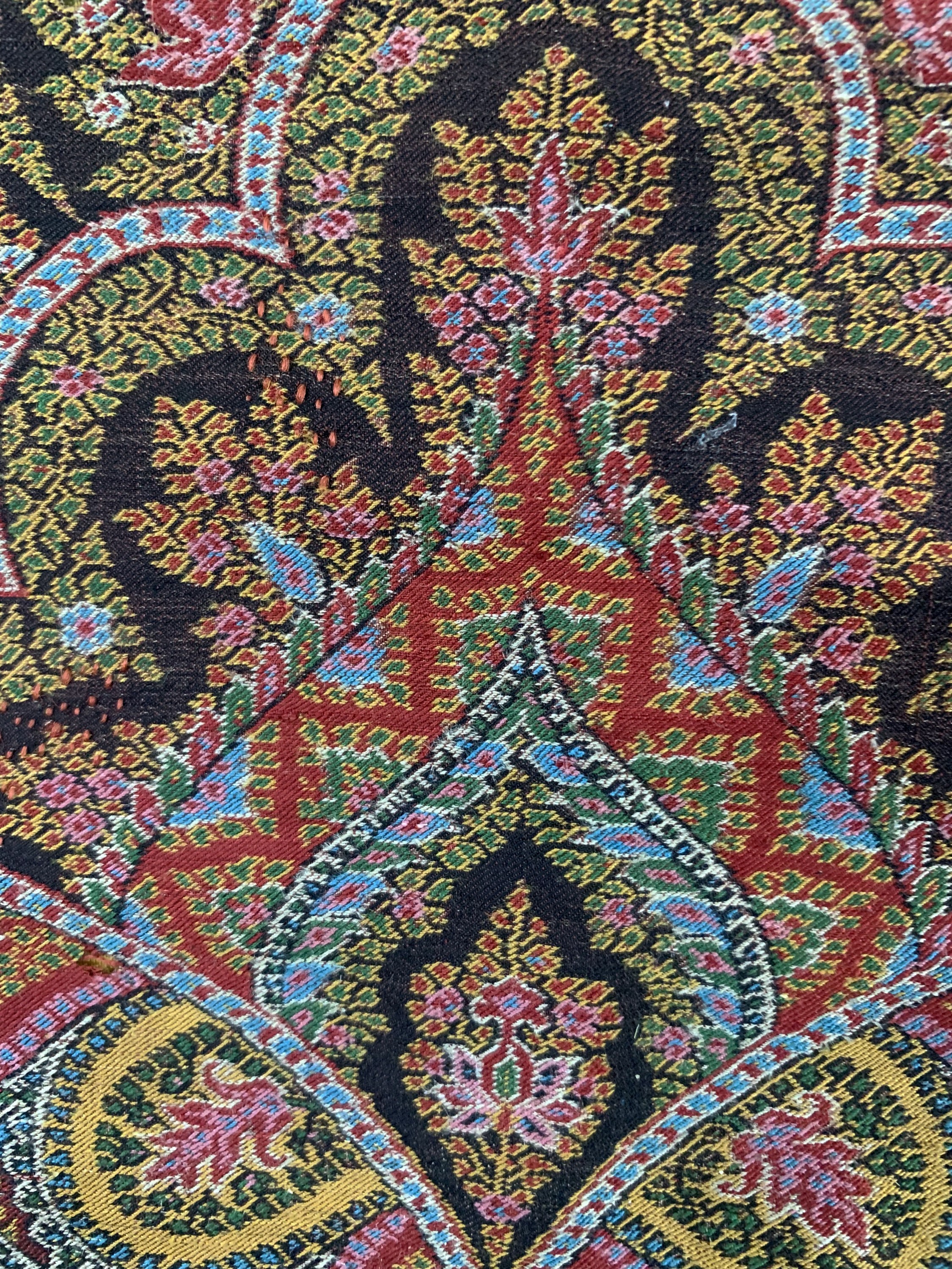 Detail e: Kaschmir Schal, Indien, Anfang 20.Jhd, Wollstickerei, ca. 360 x 150 cm, EHZ: 2(kleineLöcher)