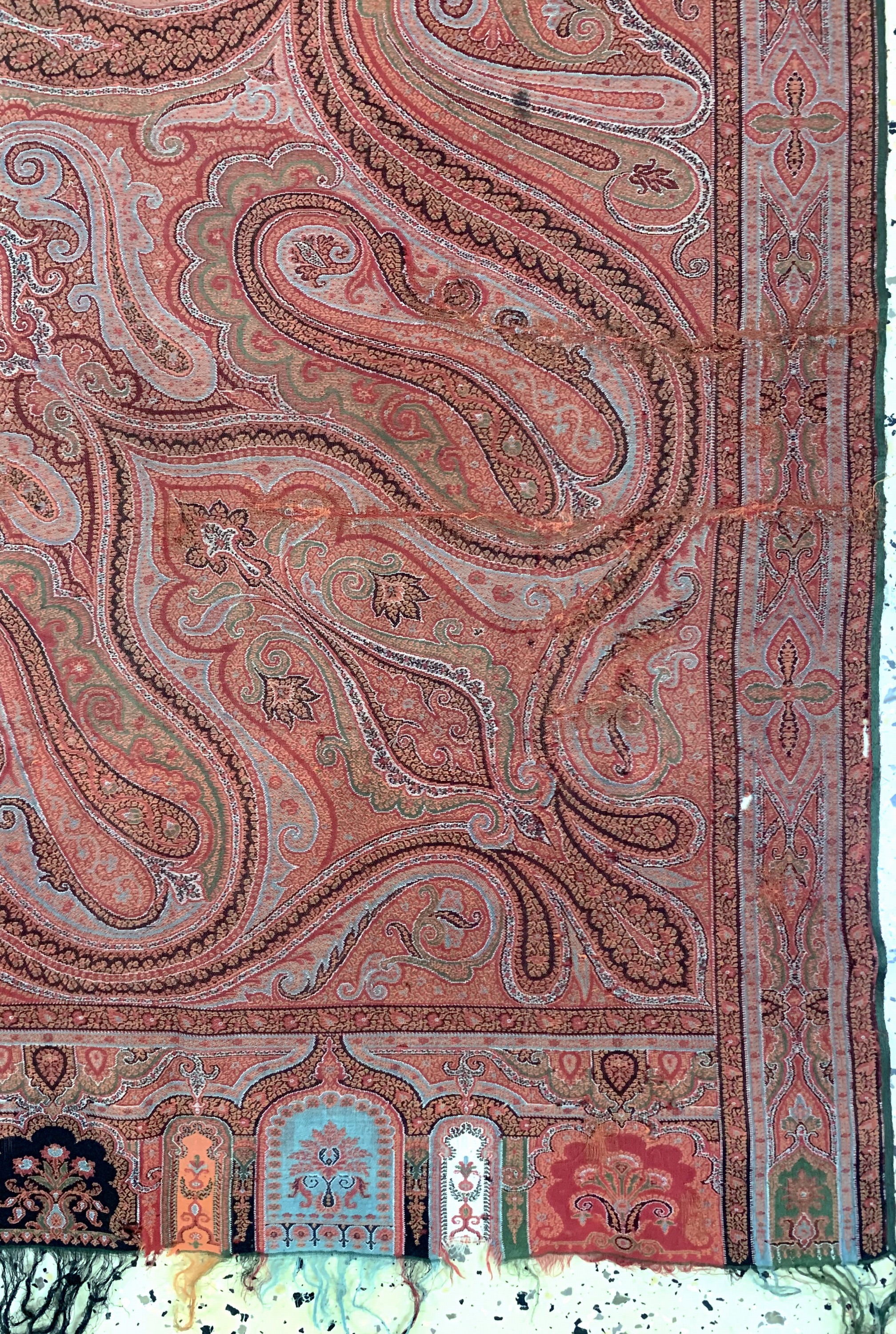 Detail a: Kaschmir Schal, Indien, Anfang 20.Jhd, Wollstickerei, ca. 175 x 173 cm, geflickt, EHZ: 2(kleine Löcher)