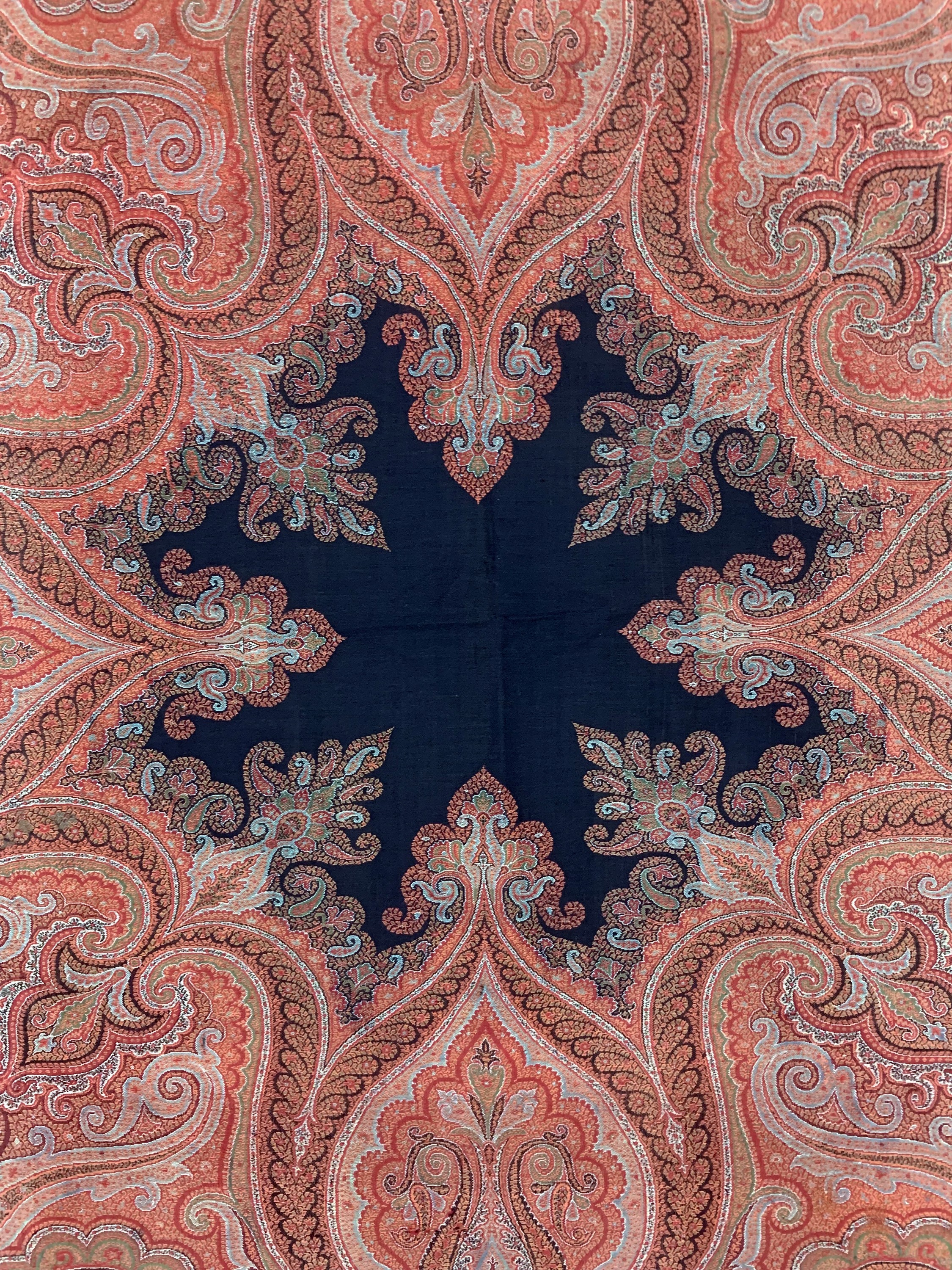 Detail c: Kaschmir Schal, Indien, Anfang 20.Jhd, Wollstickerei, ca. 175 x 173 cm, geflickt, EHZ: 2(kleine Löcher)