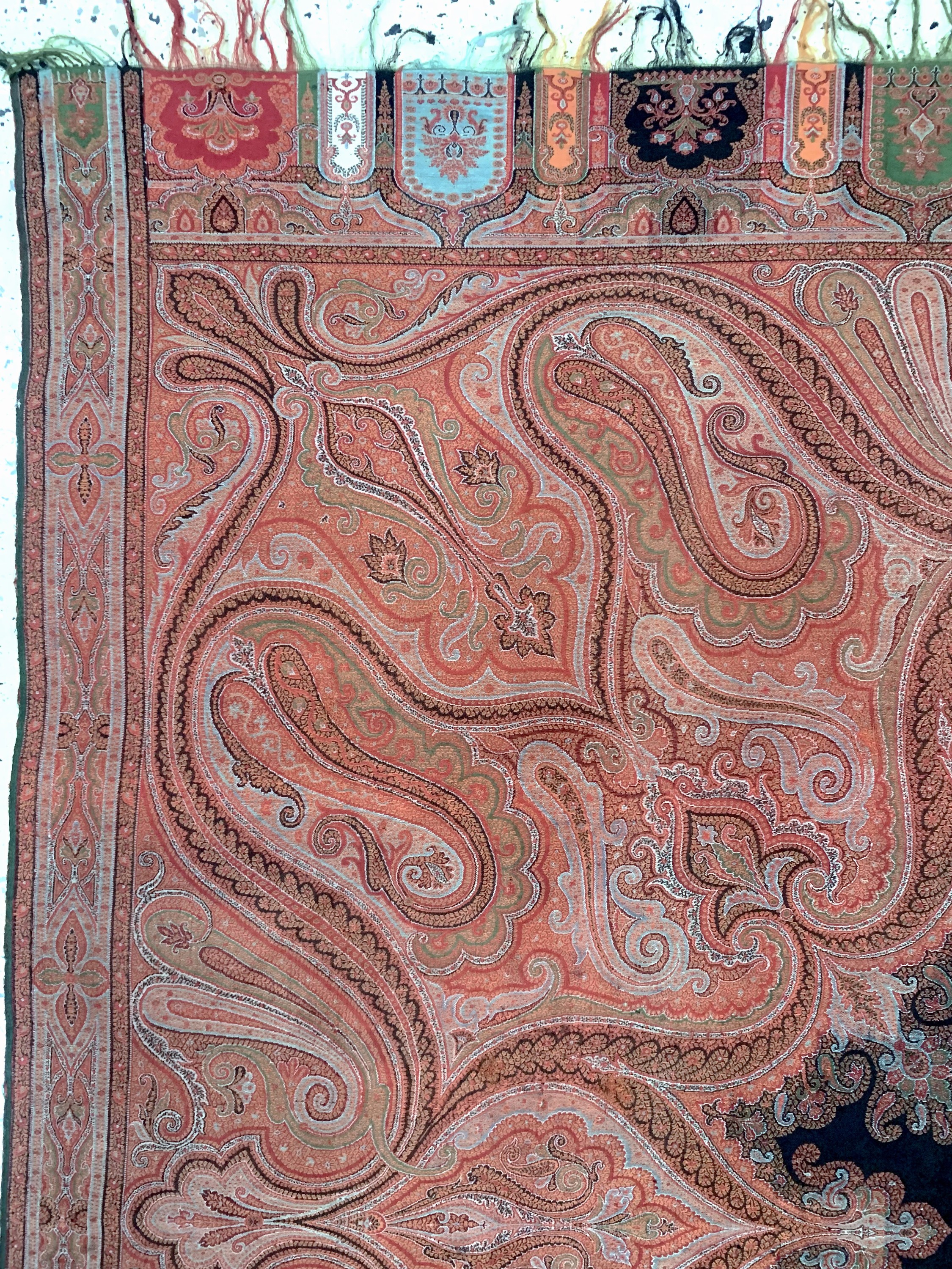 Detail d: Kaschmir Schal, Indien, Anfang 20.Jhd, Wollstickerei, ca. 175 x 173 cm, geflickt, EHZ: 2(kleine Löcher)