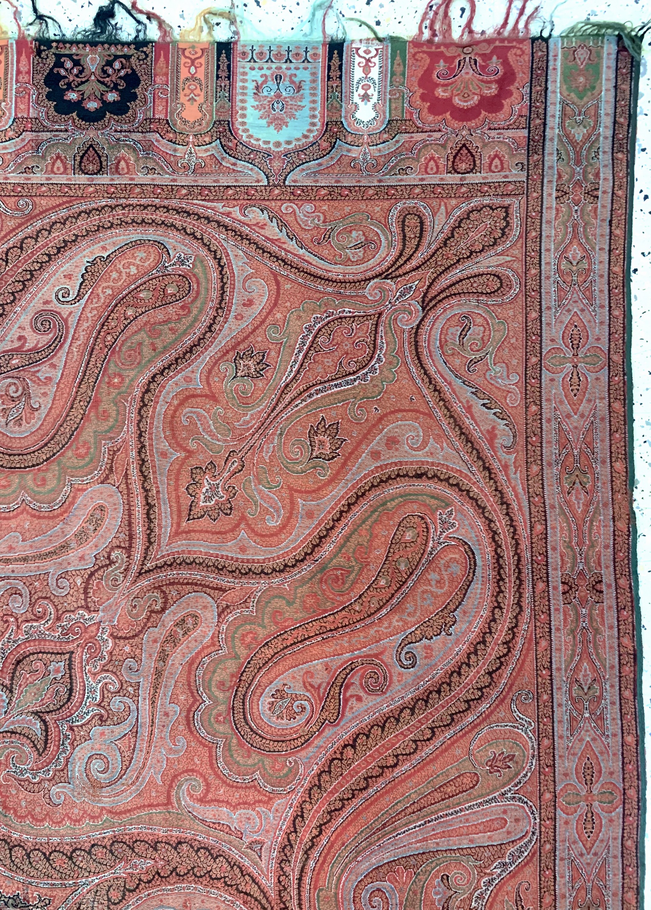Detail e: Kaschmir Schal, Indien, Anfang 20.Jhd, Wollstickerei, ca. 175 x 173 cm, geflickt, EHZ: 2(kleine Löcher)