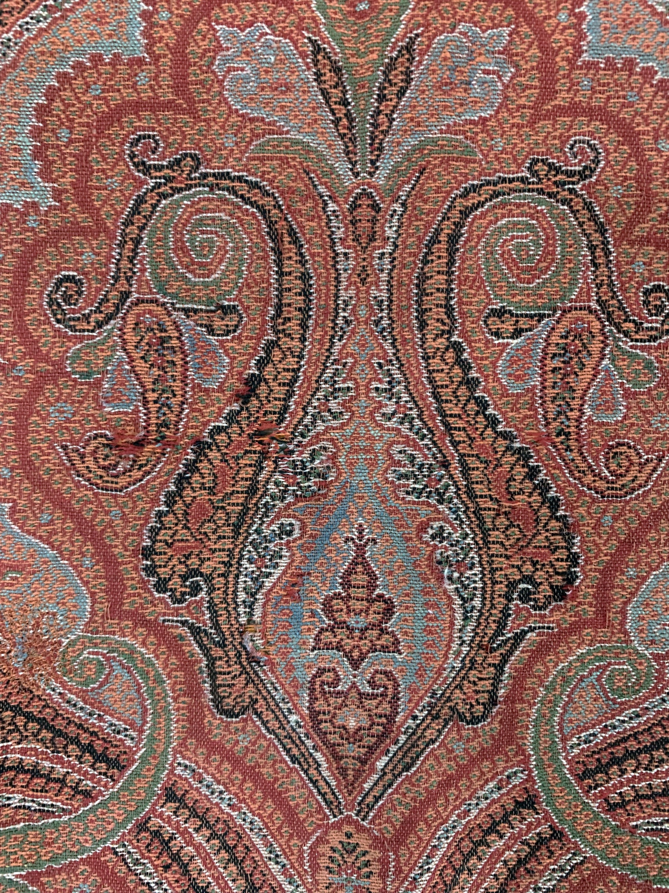 Detail f: Kaschmir Schal, Indien, Anfang 20.Jhd, Wollstickerei, ca. 175 x 173 cm, geflickt, EHZ: 2(kleine Löcher)