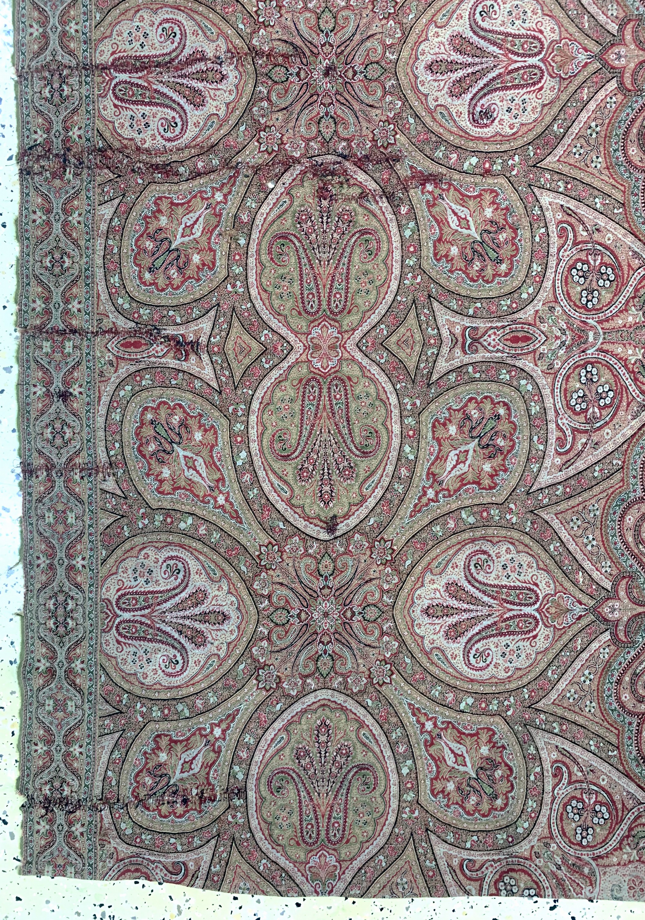 Detail c: Kaschmir Schal, Indien, um 1900, Wollstickerei, ca. 293 x 155 cm, geflickt, EHZ: 2(kleine Risse)