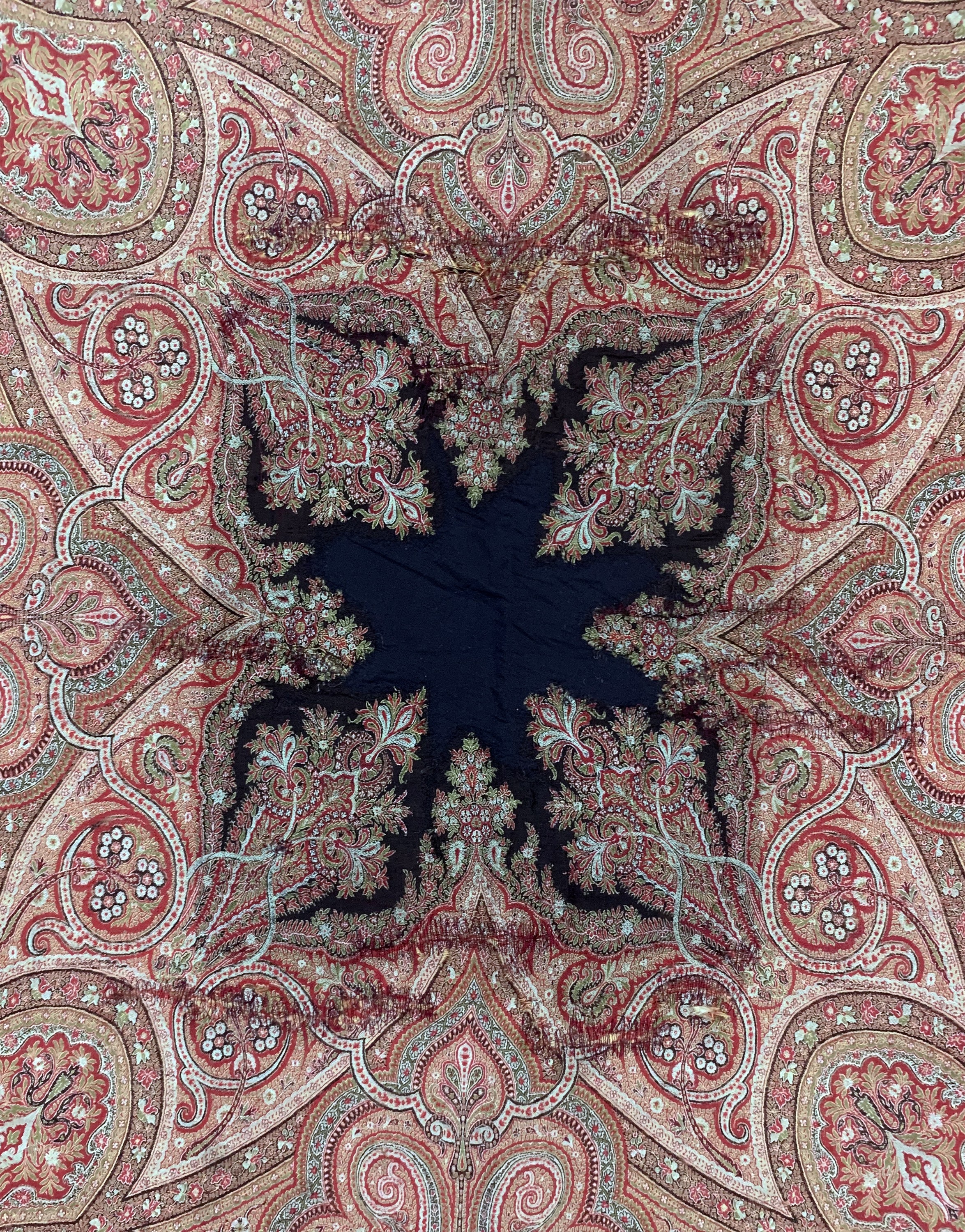 Detail e: Kaschmir Schal, Indien, um 1900, Wollstickerei, ca. 293 x 155 cm, geflickt, EHZ: 2(kleine Risse)