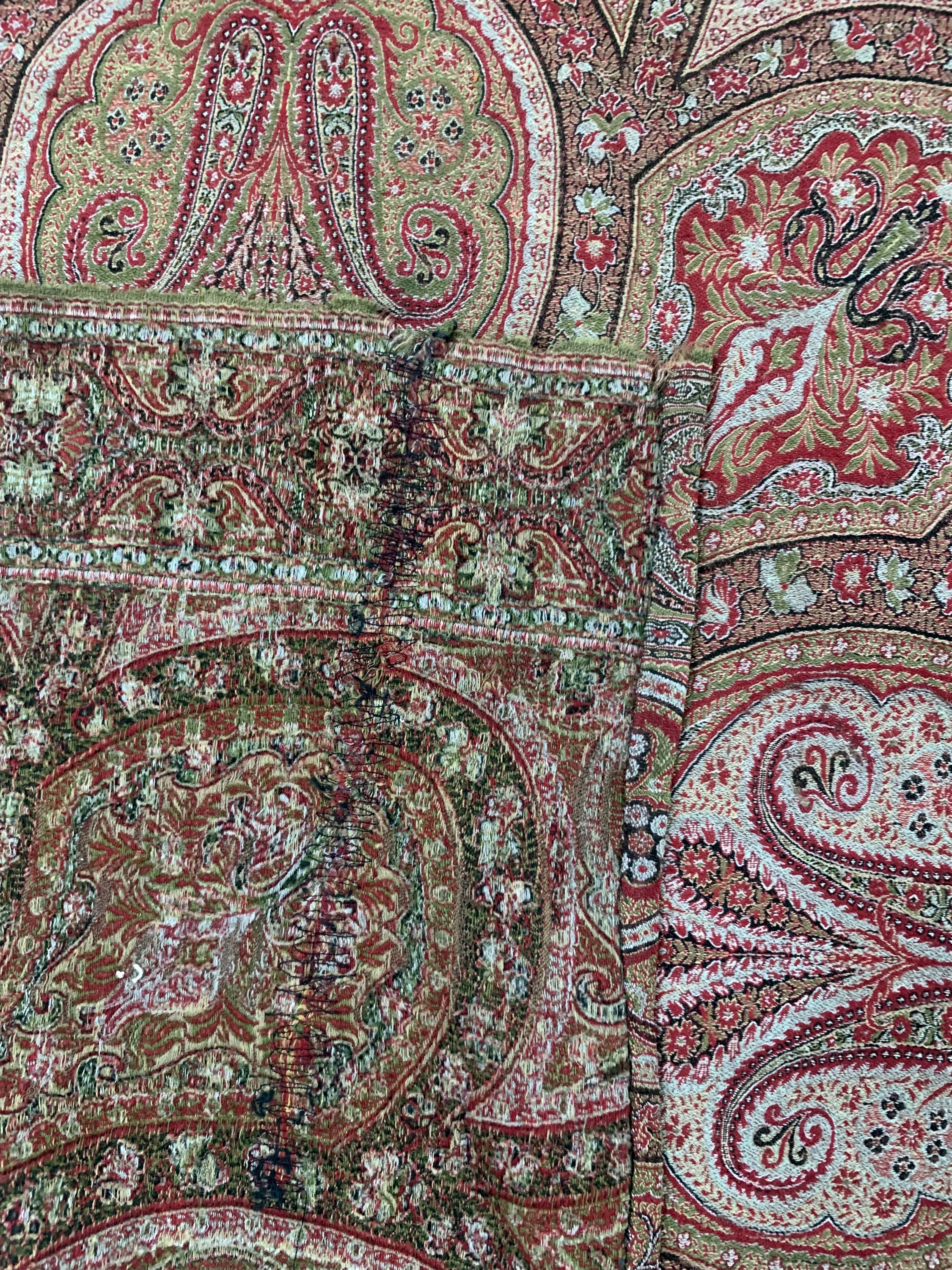 Detail h: Kaschmir Schal, Indien, um 1900, Wollstickerei, ca. 293 x 155 cm, geflickt, EHZ: 2(kleine Risse)