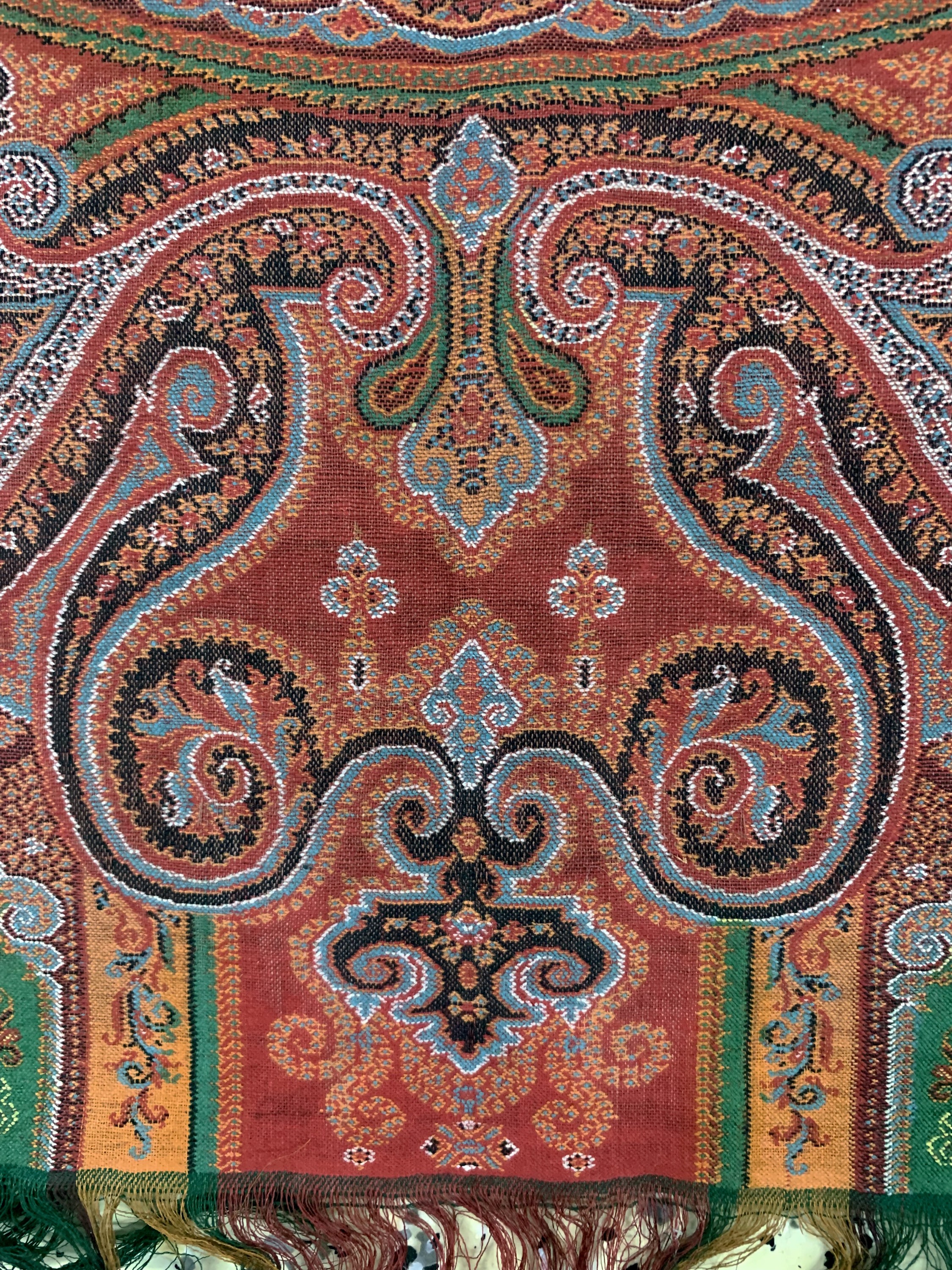 Detail e: Kaschmir Schal, Indien, Anfang 20.Jhd, Wollstickerei, ca. 315 x 160 cm, EHZ: 2(kleineLöcher)