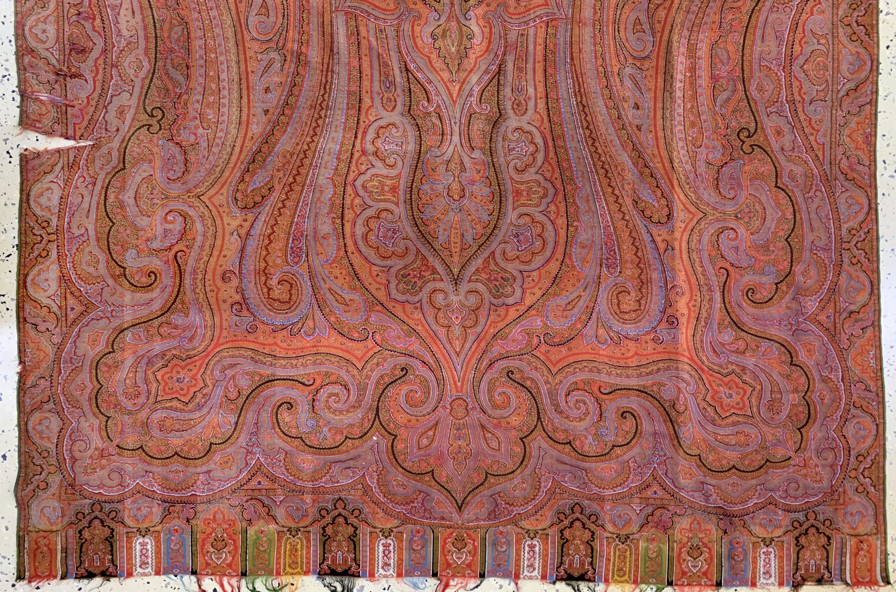 Detail b: Kaschmir Schal, Indien, Anfang 20.Jhd, Wollstickerei, ca. 320 x 160 cm, Riss, EHZ: 2(kleine Löcher)