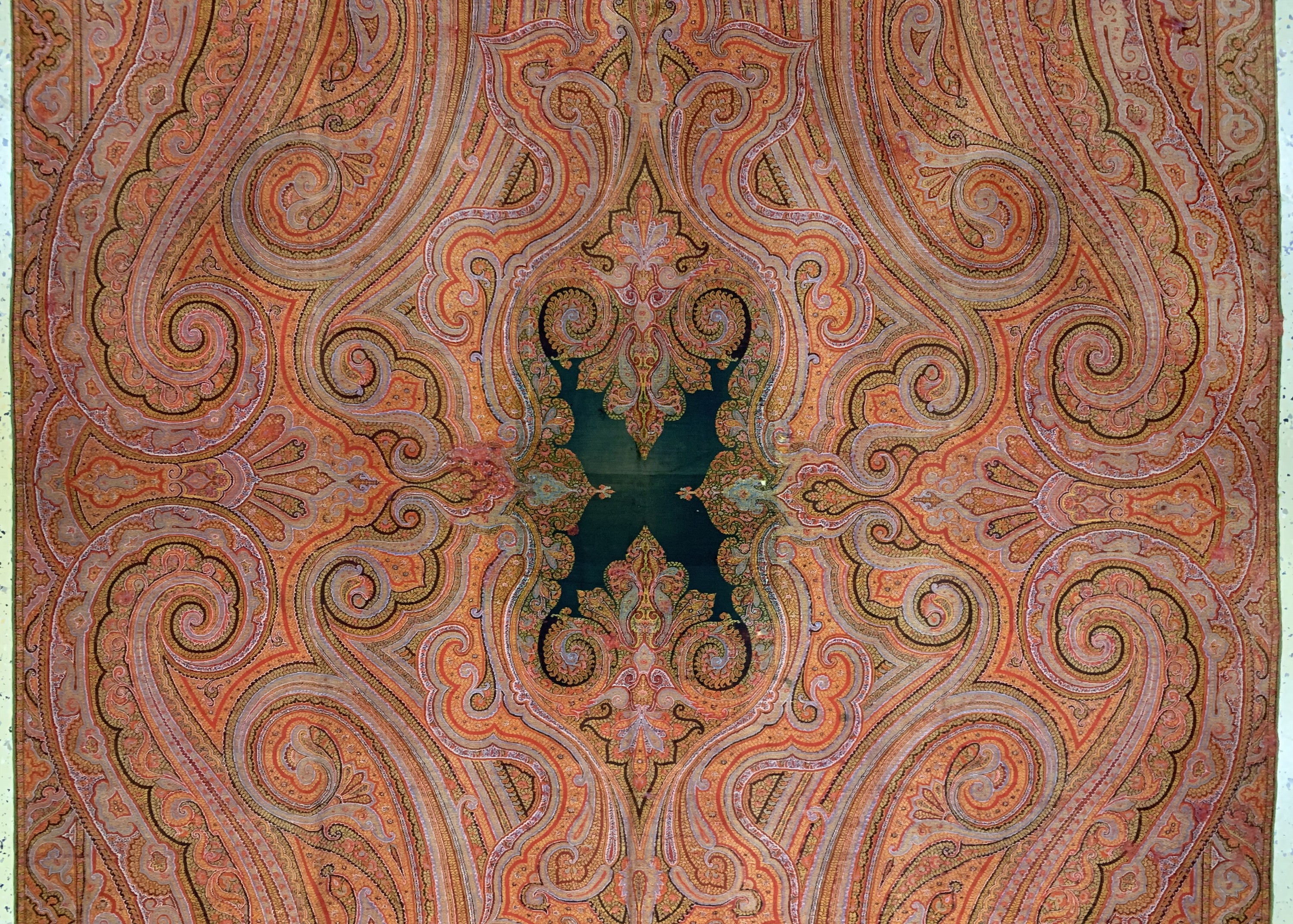 Detail d: Kaschmir Schal, Indien, Anfang 20.Jhd, Wollstickerei, ca. 320 x 160 cm, Riss, EHZ: 2(kleine Löcher)