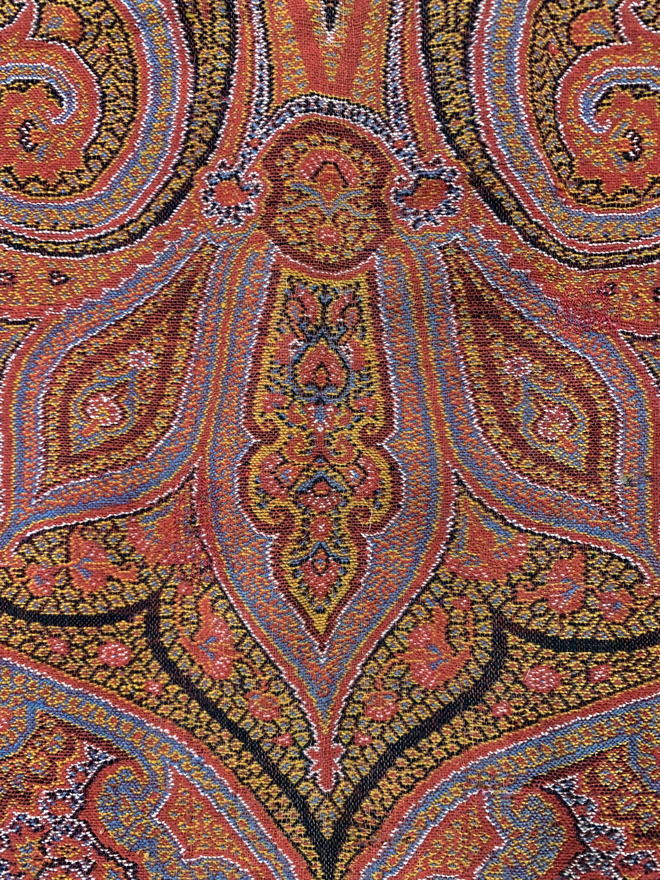 Detail e: Kaschmir Schal, Indien, Anfang 20.Jhd, Wollstickerei, ca. 320 x 160 cm, Riss, EHZ: 2(kleine Löcher)