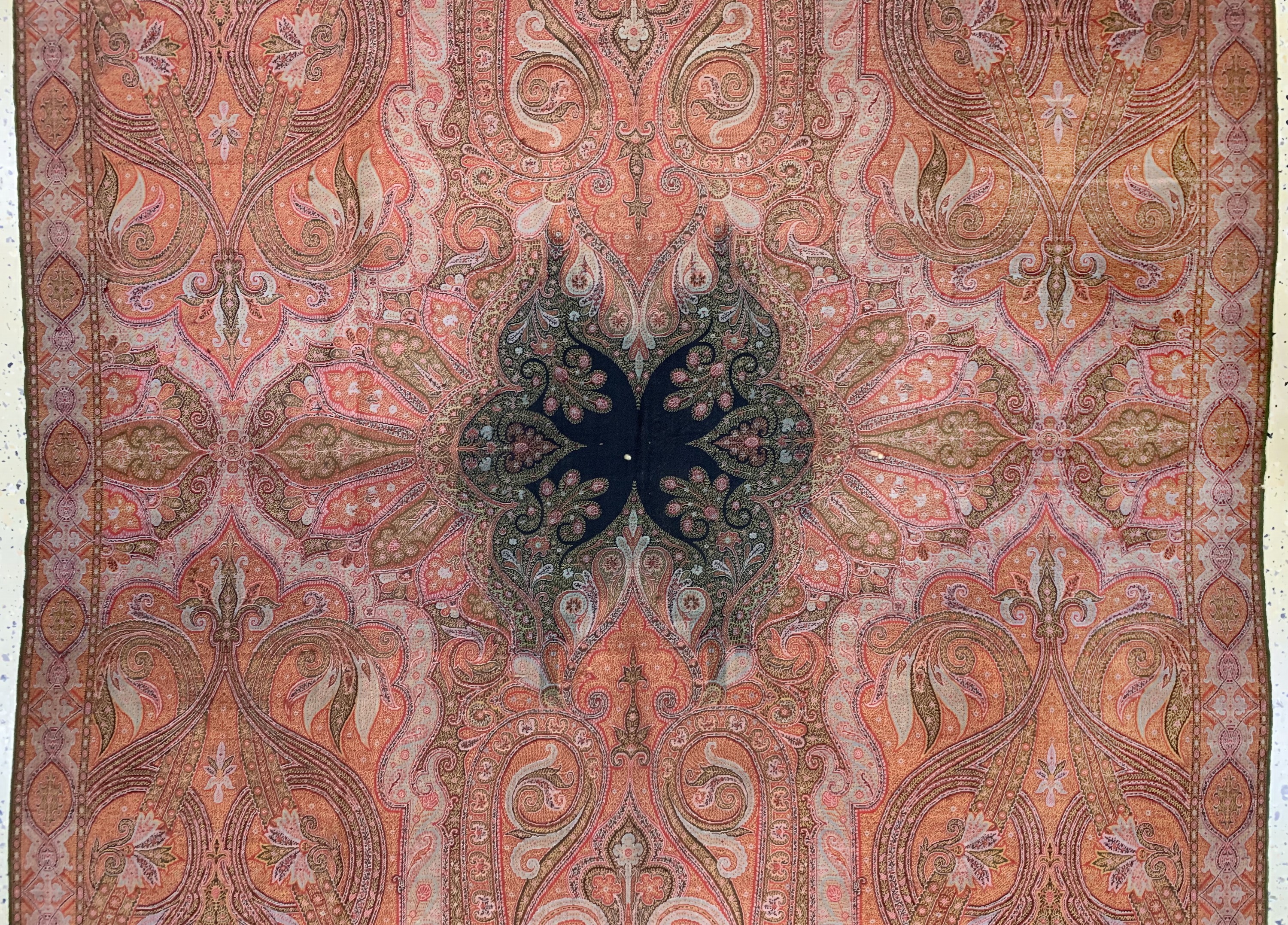Detail b: Kaschmir Schal, Indien, Anfang 20.Jhd, Wollstickerei, ca. 296 x 163 cm, EHZ: 2(kleineLöcher)