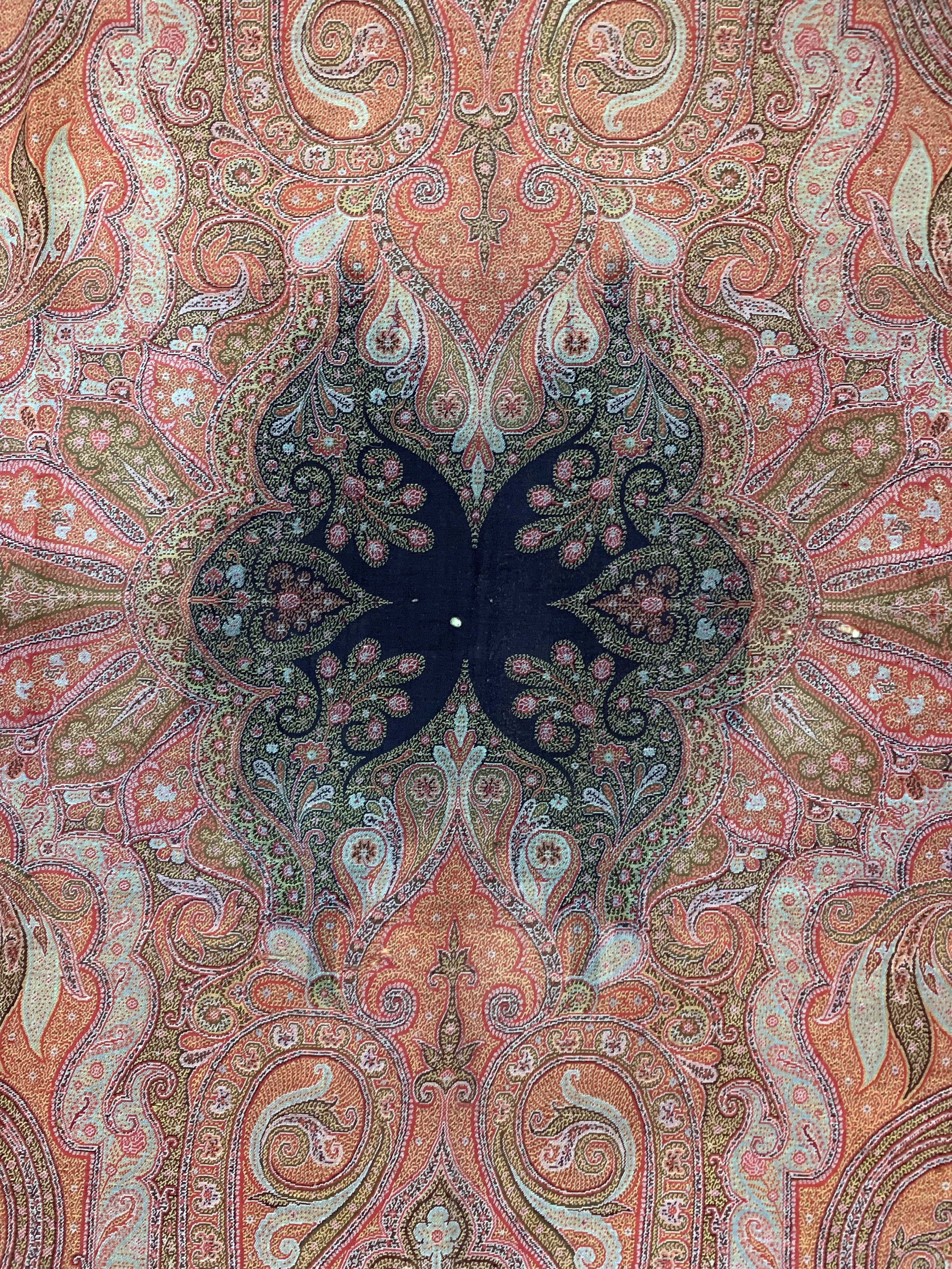 Detail d: Kaschmir Schal, Indien, Anfang 20.Jhd, Wollstickerei, ca. 296 x 163 cm, EHZ: 2(kleineLöcher)