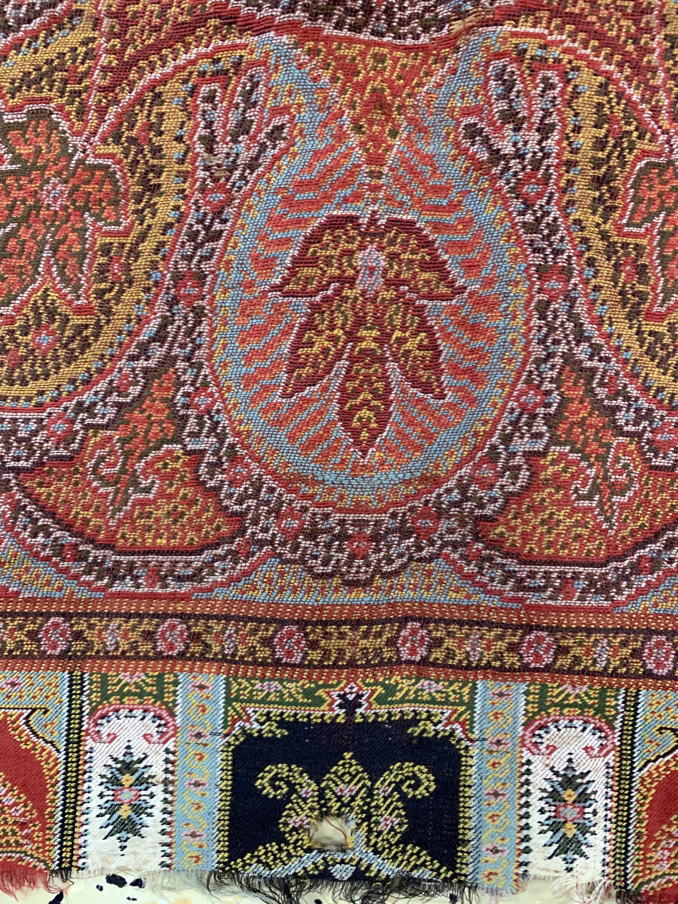 Detail e: Kaschmir Schal, Indien, Anfang 20.Jhd, Wollstickerei, ca. 296 x 163 cm, EHZ: 2(kleineLöcher)