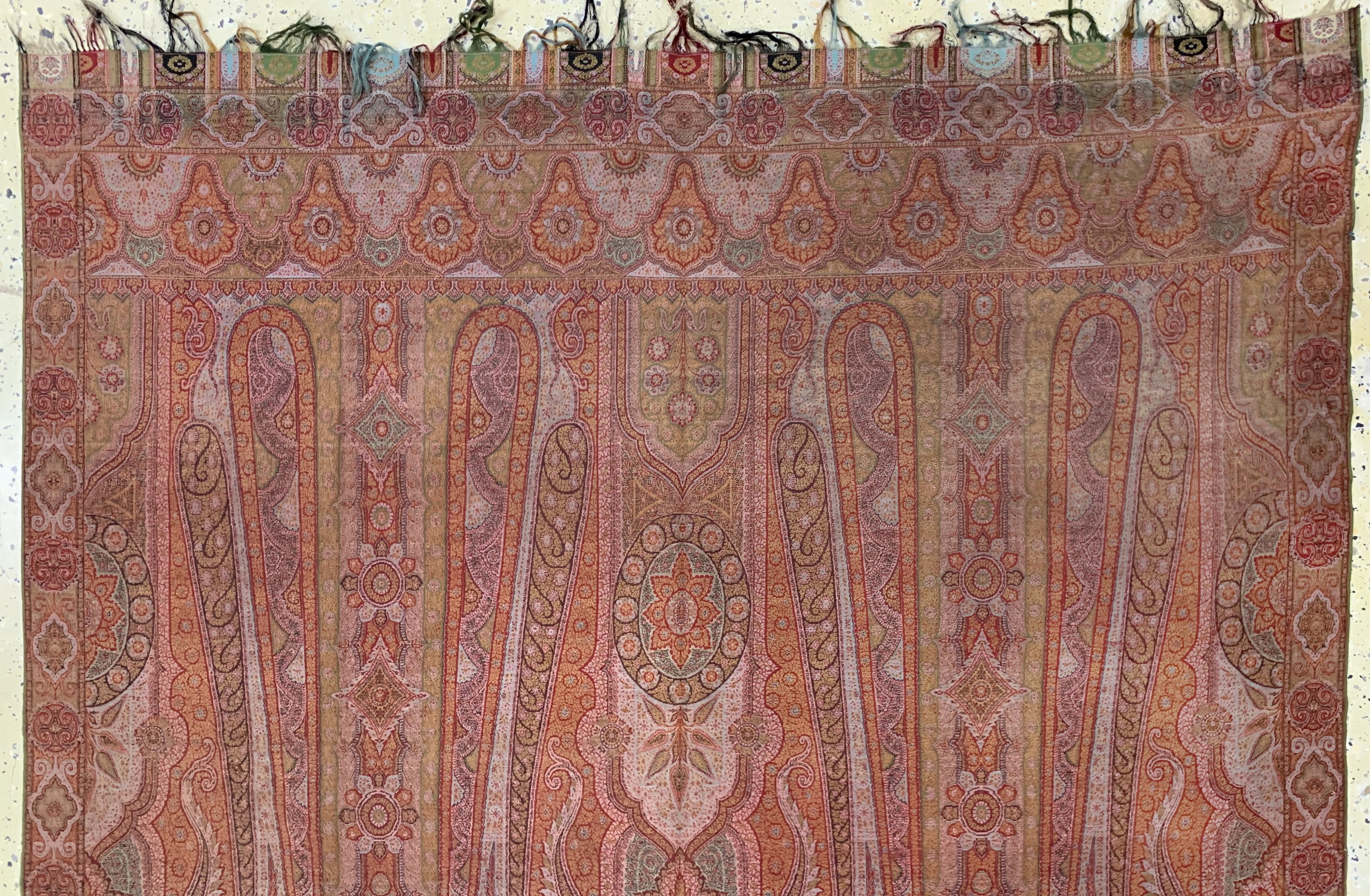 Detail a: Kaschmir Schal, Indien, Anfang 20.Jhd, Wollstickerei, ca. 330 x 163 cm, EHZ: 2(Risse)