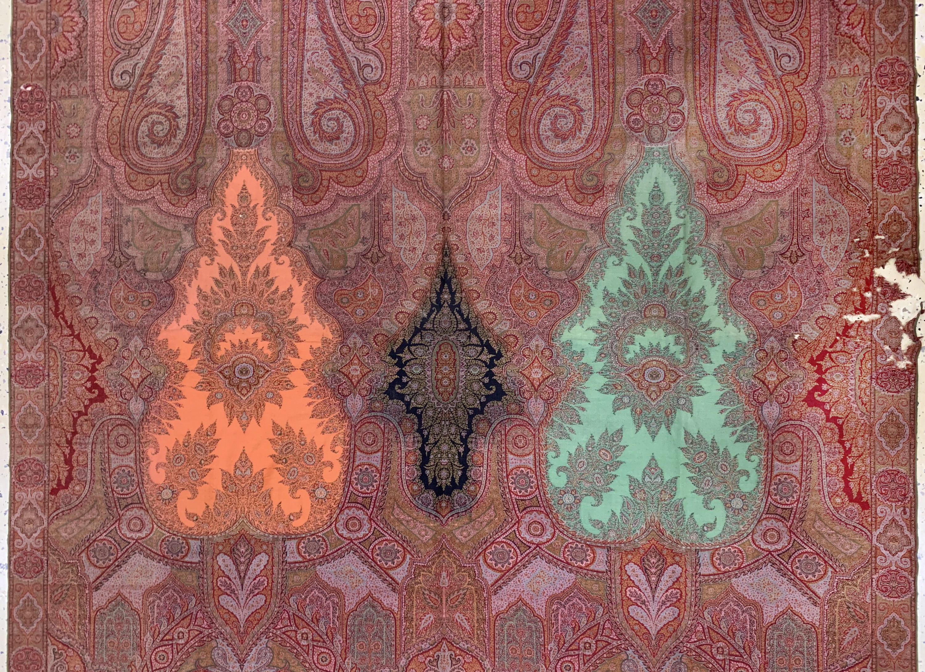 Detail b: Kaschmir Schal, Indien, Anfang 20.Jhd, Wollstickerei, ca. 330 x 163 cm, EHZ: 2(Risse)