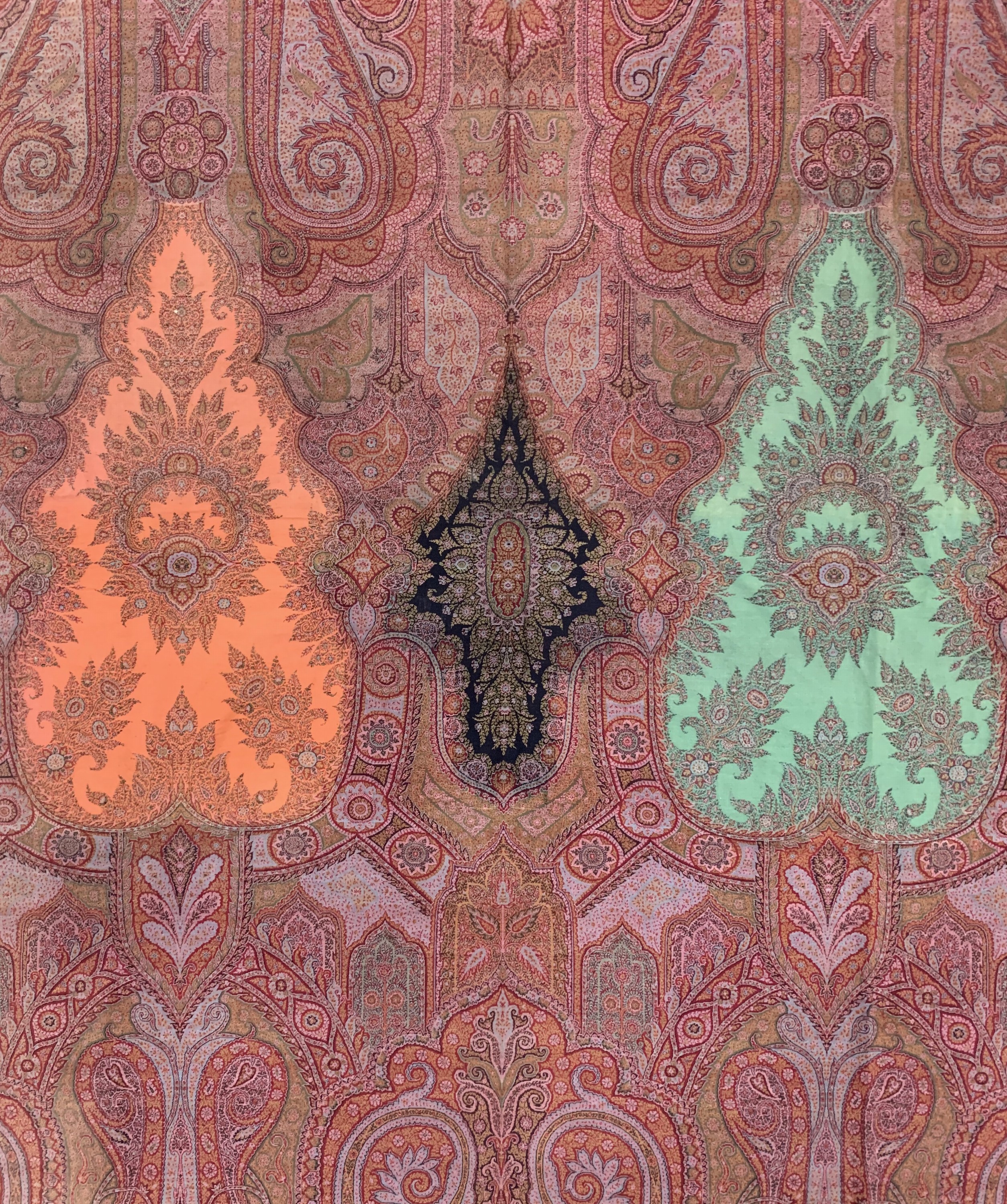 Detail d: Kaschmir Schal, Indien, Anfang 20.Jhd, Wollstickerei, ca. 330 x 163 cm, EHZ: 2(Risse)