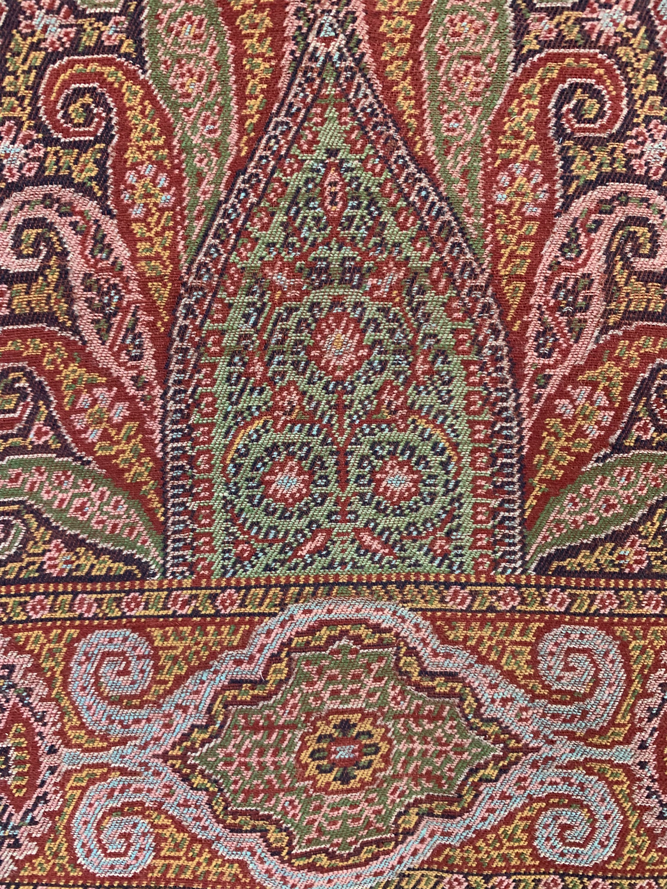 Detail e: Kaschmir Schal, Indien, Anfang 20.Jhd, Wollstickerei, ca. 330 x 163 cm, EHZ: 2(Risse)