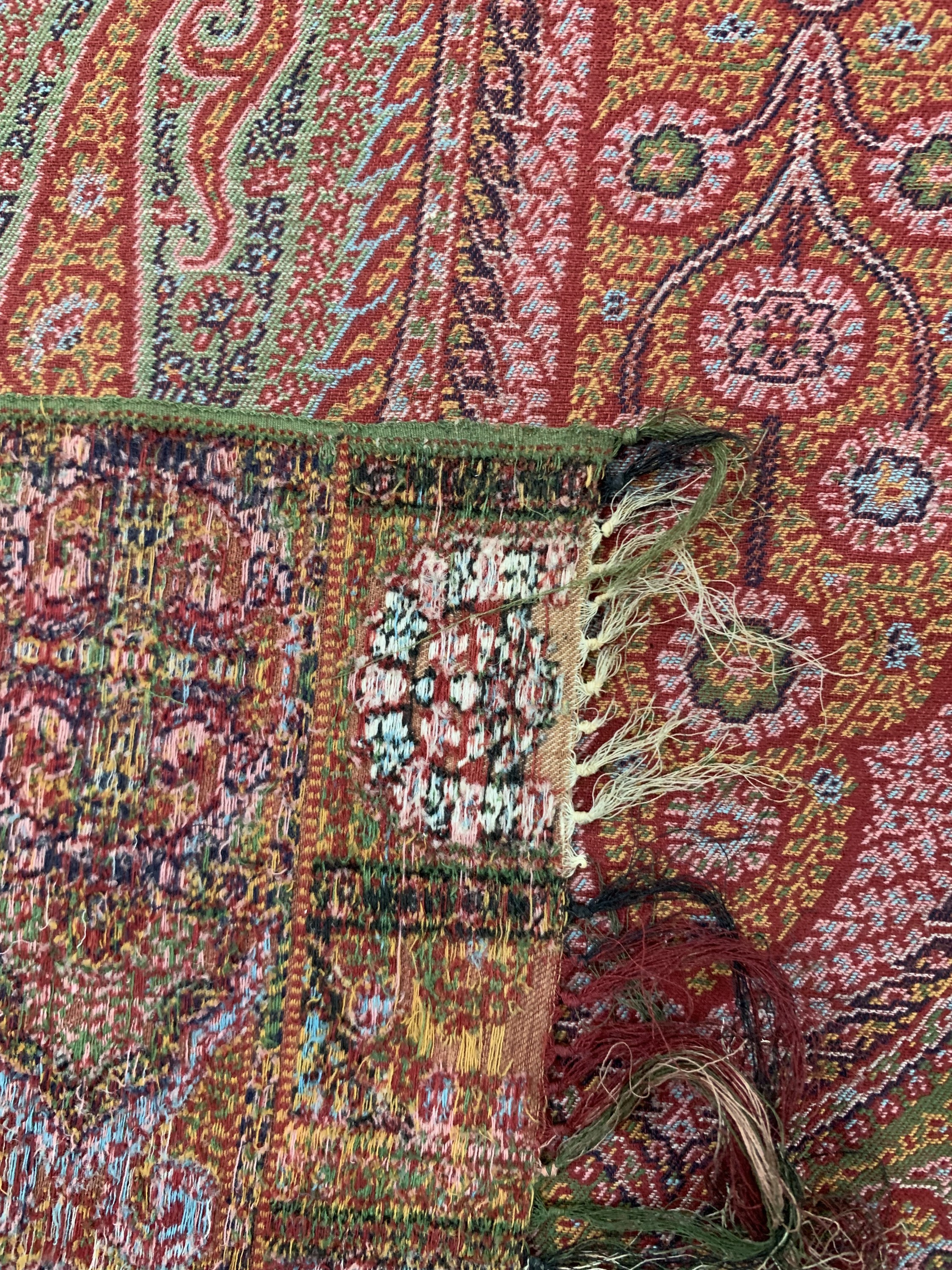 Detail f: Kaschmir Schal, Indien, Anfang 20.Jhd, Wollstickerei, ca. 330 x 163 cm, EHZ: 2(Risse)