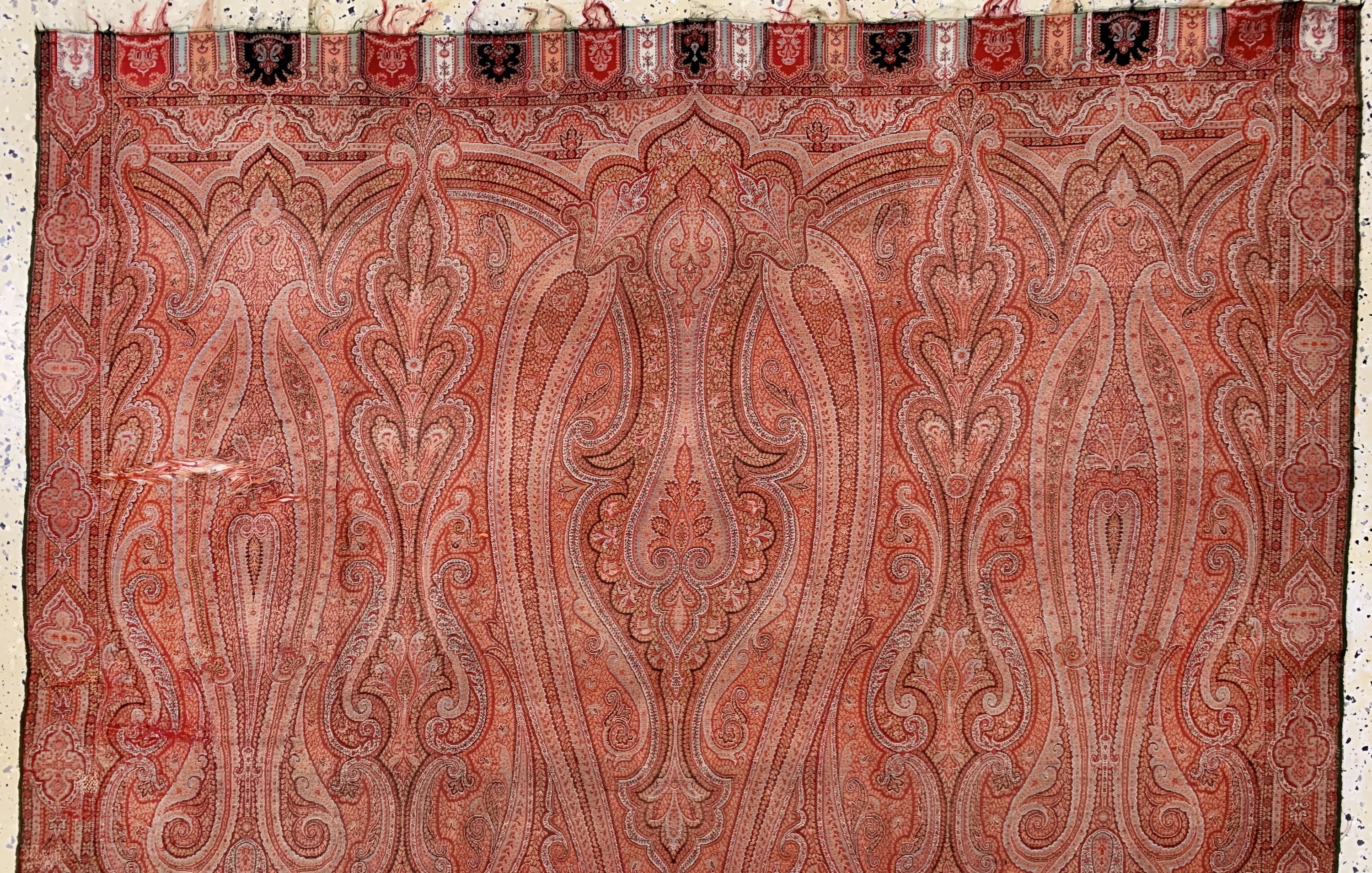 Detail a: Kaschmir Schal, Indien, Anfang 20.Jhd, Wollstickerei, ca. 295 x 155 cm, EHZ: 2(kleineLöcher & Risse).