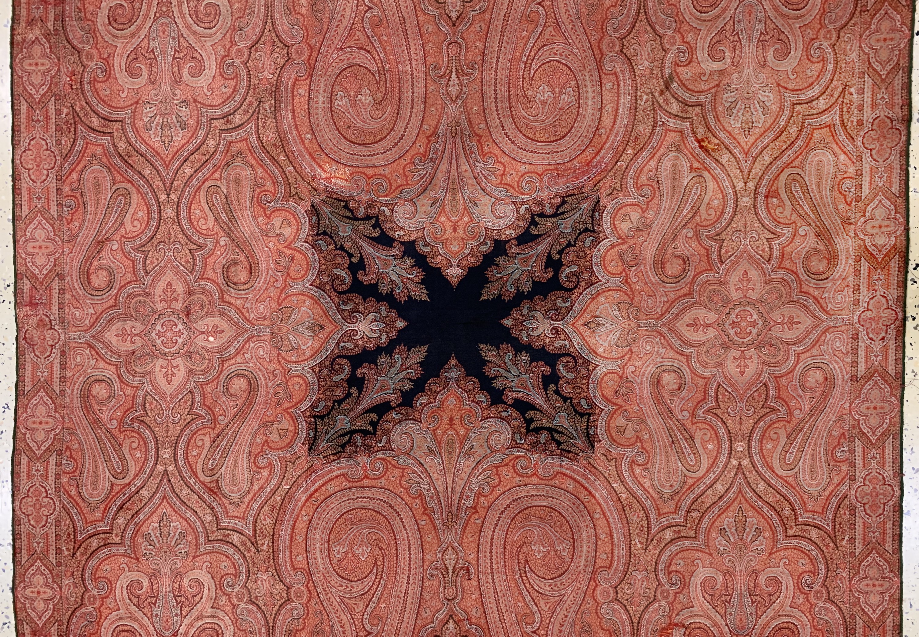 Detail b: Kaschmir Schal, Indien, Anfang 20.Jhd, Wollstickerei, ca. 295 x 155 cm, EHZ: 2(kleineLöcher & Risse).