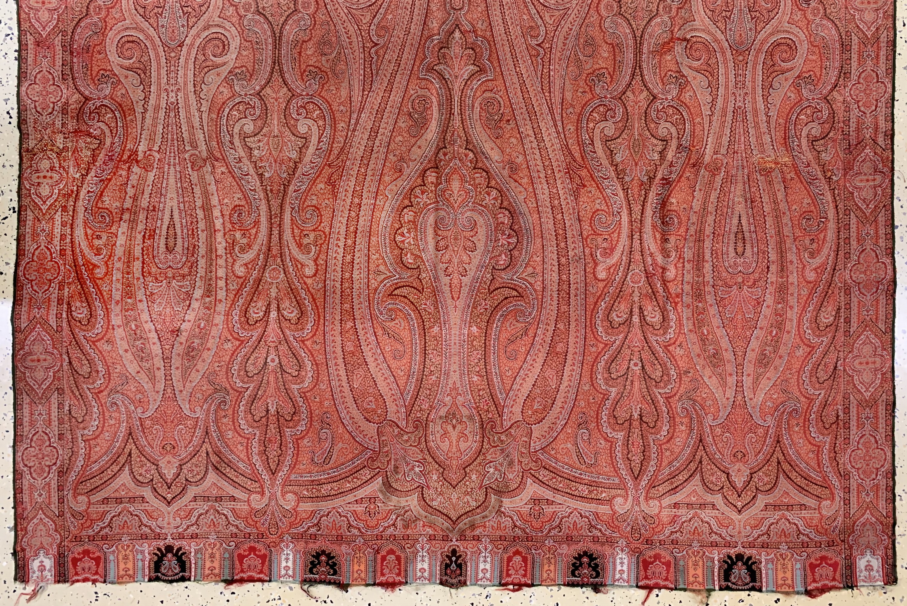 Detail c: Kaschmir Schal, Indien, Anfang 20.Jhd, Wollstickerei, ca. 295 x 155 cm, EHZ: 2(kleineLöcher & Risse).