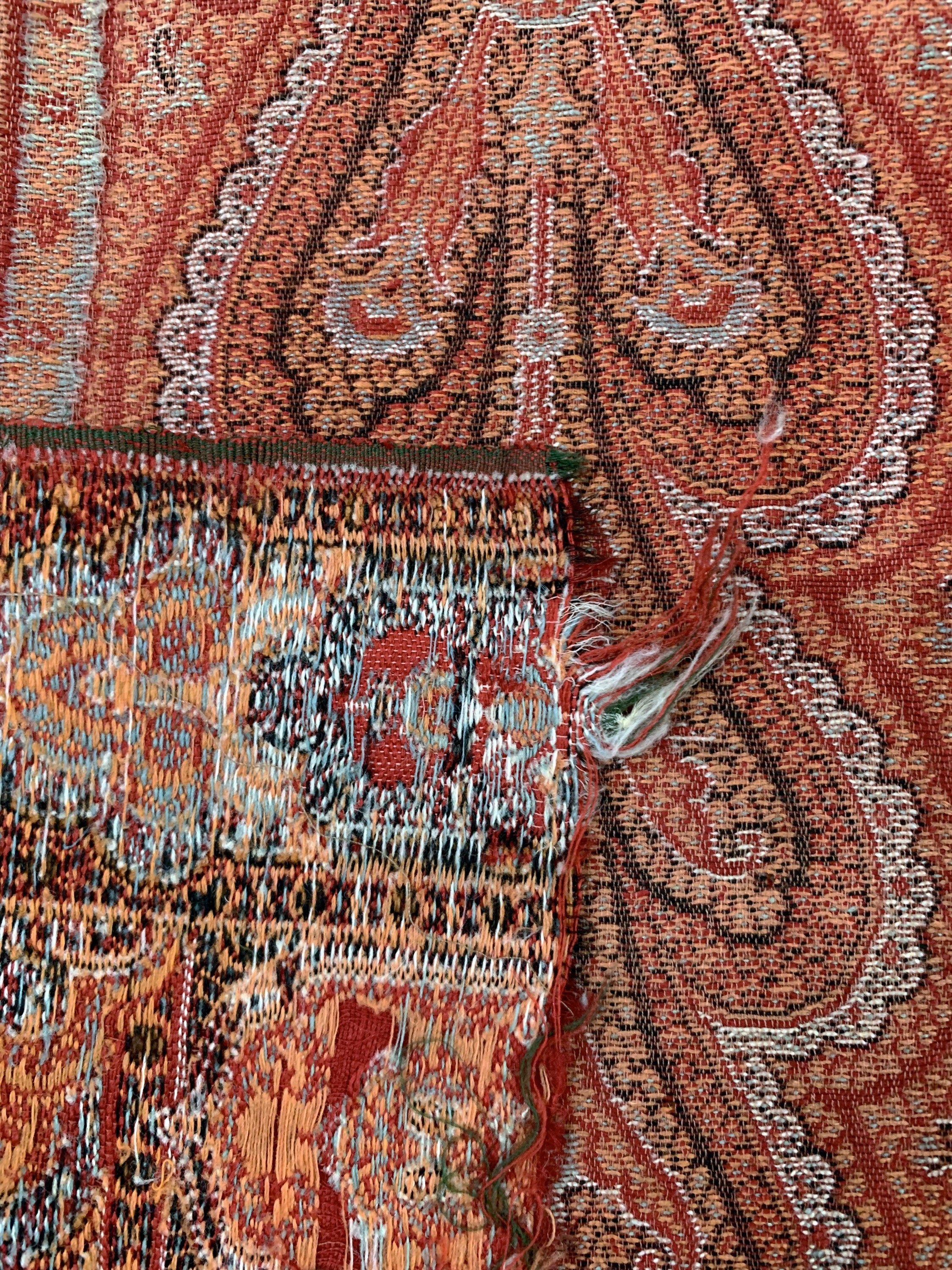 Detail e: Kaschmir Schal, Indien, Anfang 20.Jhd, Wollstickerei, ca. 295 x 155 cm, EHZ: 2(kleineLöcher & Risse).