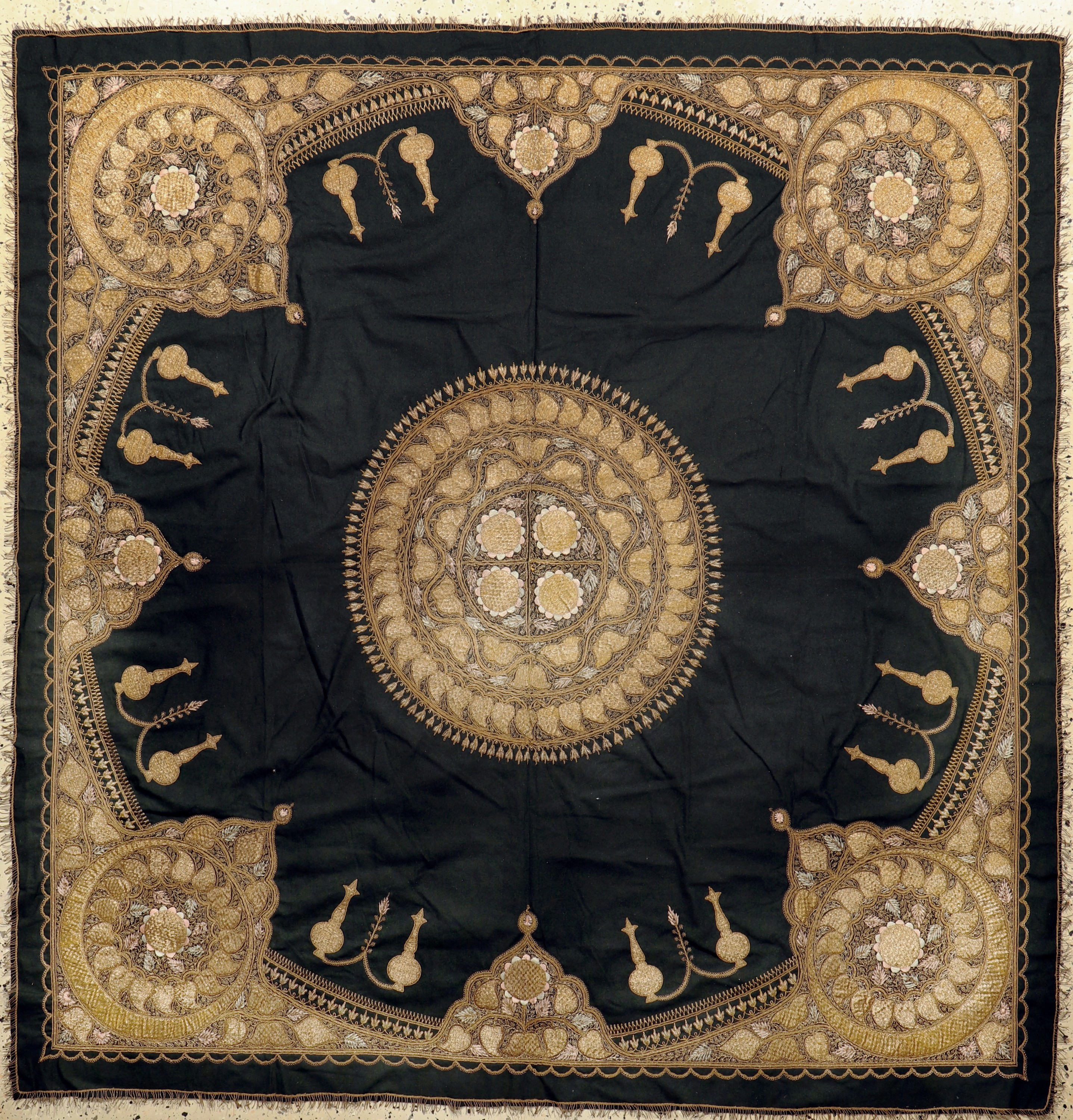 Seide-Metallstickerei, Indien, Anfang 20.Jhd, Seide & Metall, ca. 170 x 170 cm, EHZ:2