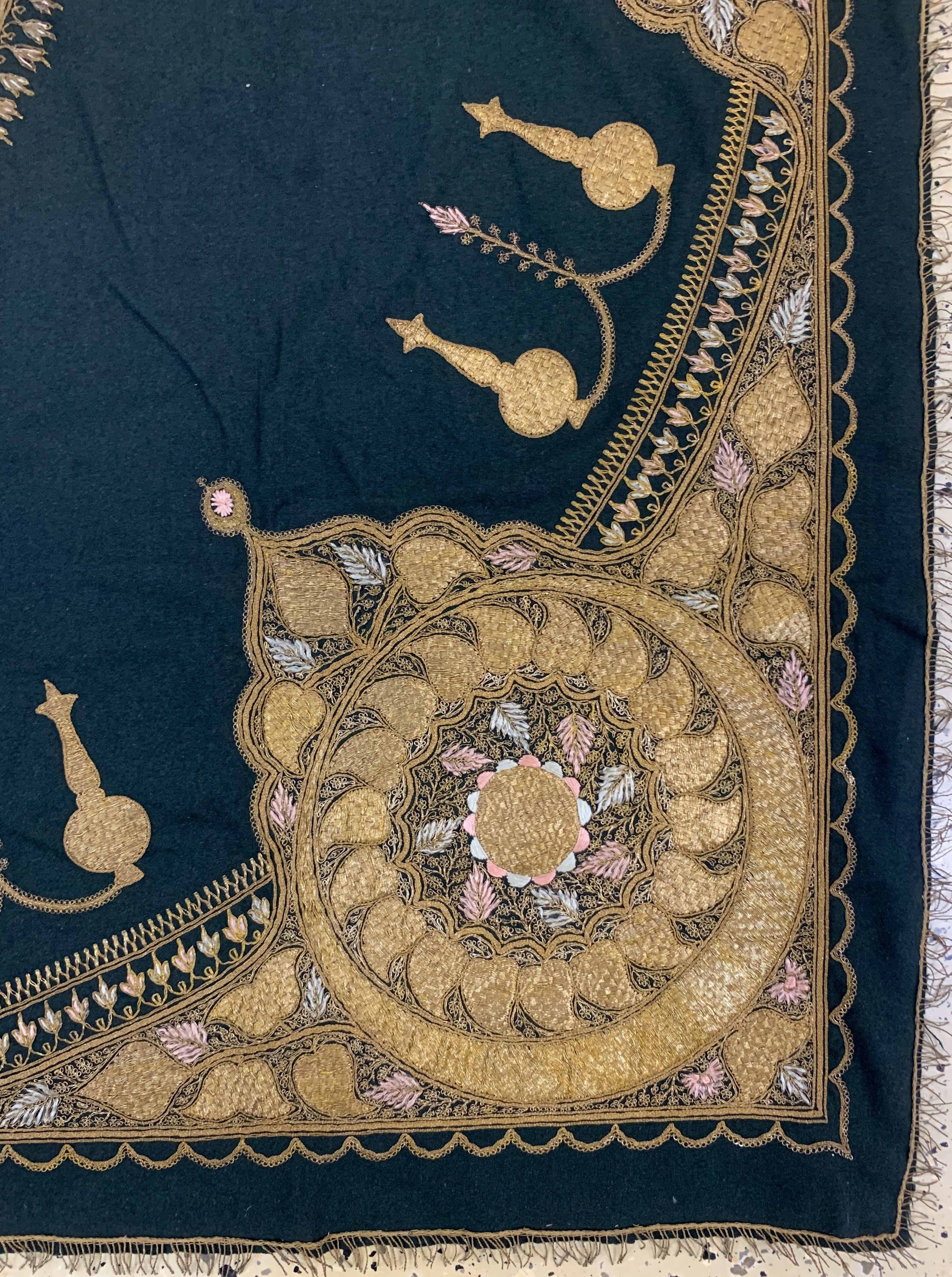 Detail a: Seide-Metallstickerei, Indien, Anfang 20.Jhd, Seide & Metall, ca. 170 x 170 cm, EHZ:2