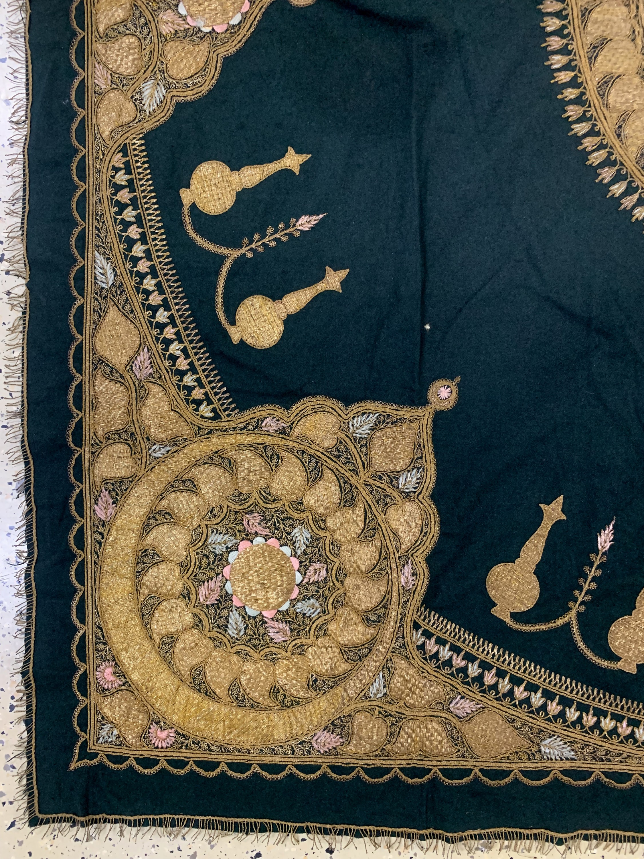 Detail b: Seide-Metallstickerei, Indien, Anfang 20.Jhd, Seide & Metall, ca. 170 x 170 cm, EHZ:2