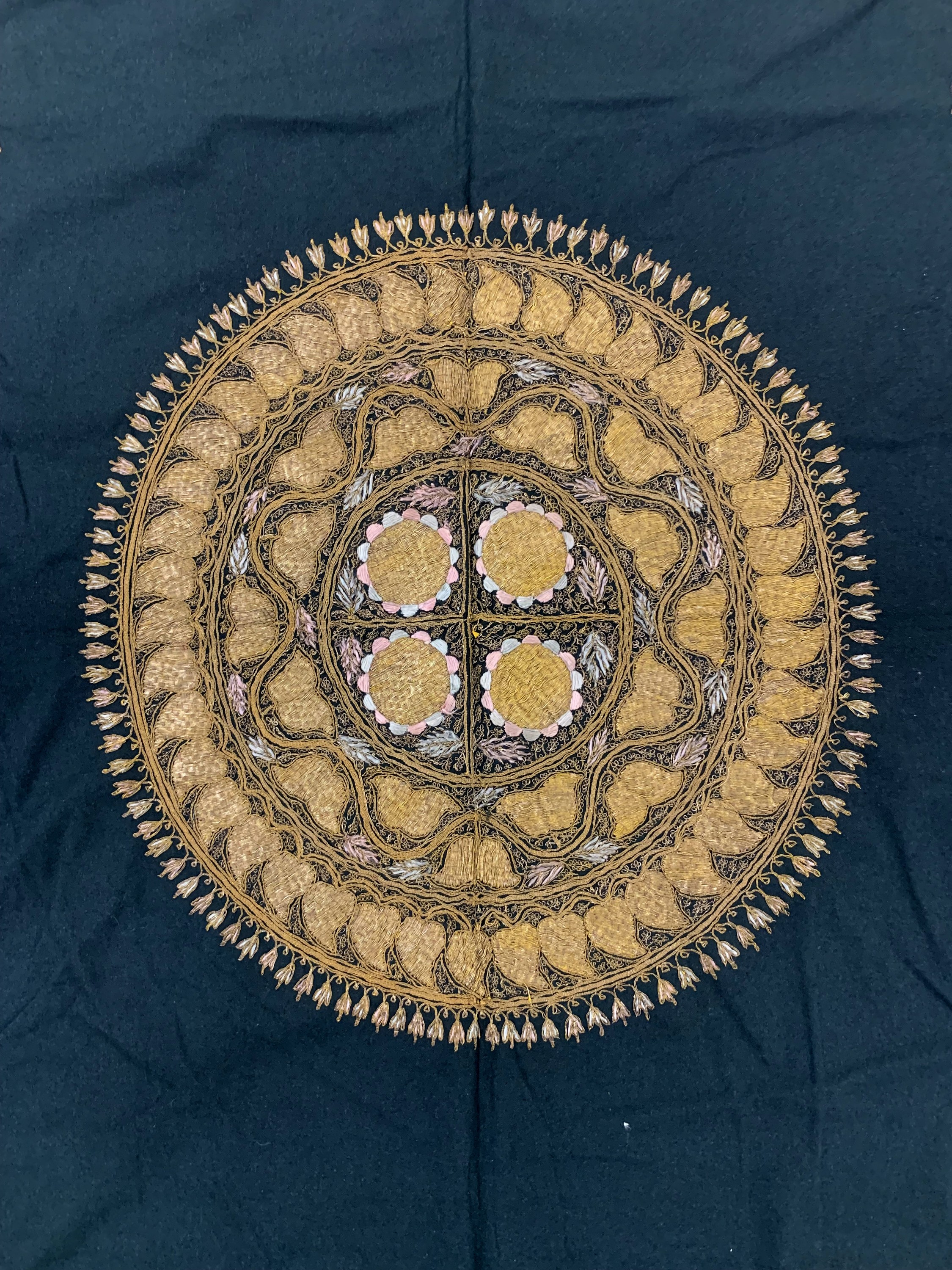 Detail c: Seide-Metallstickerei, Indien, Anfang 20.Jhd, Seide & Metall, ca. 170 x 170 cm, EHZ:2