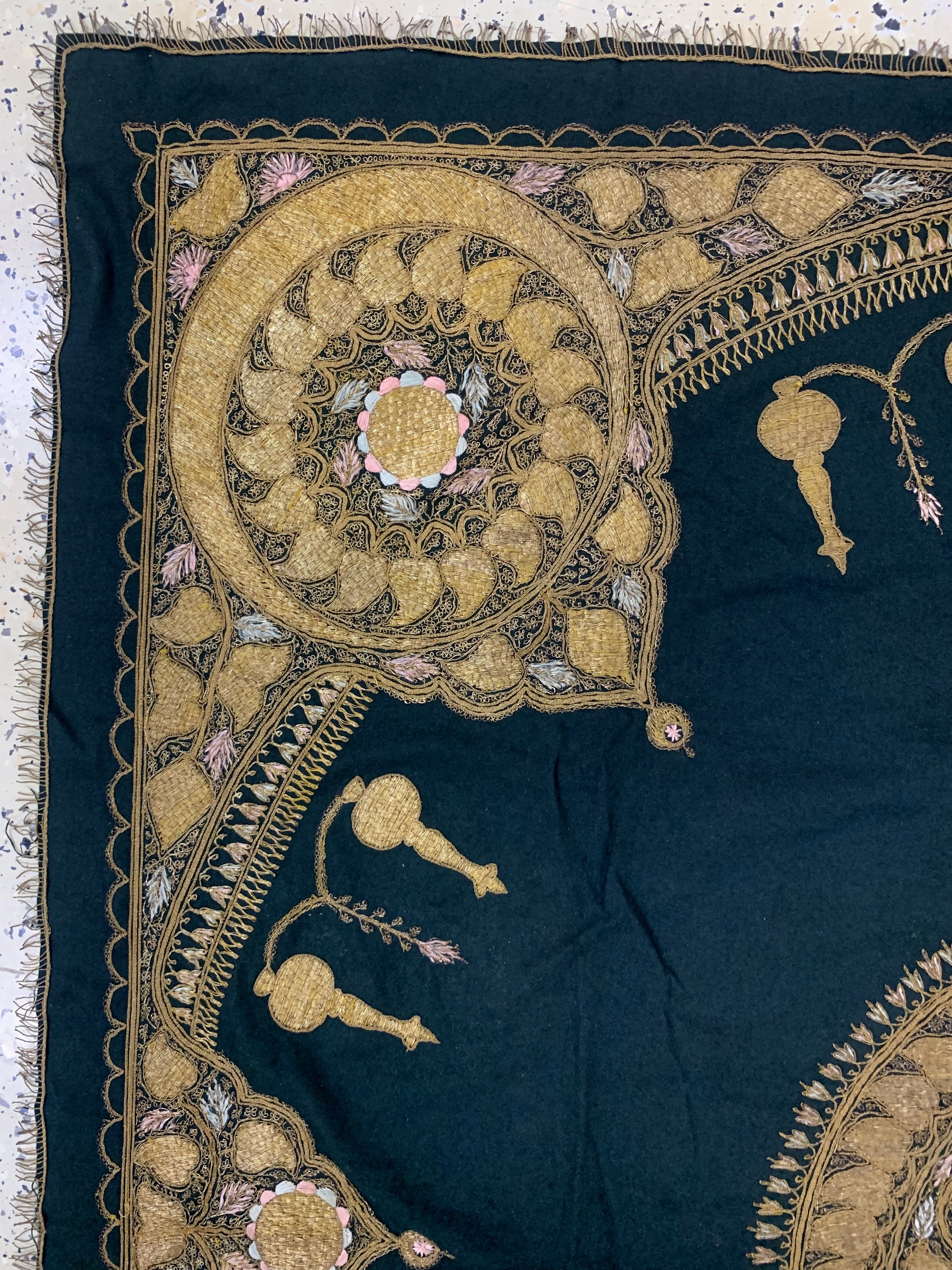 Detail d: Seide-Metallstickerei, Indien, Anfang 20.Jhd, Seide & Metall, ca. 170 x 170 cm, EHZ:2