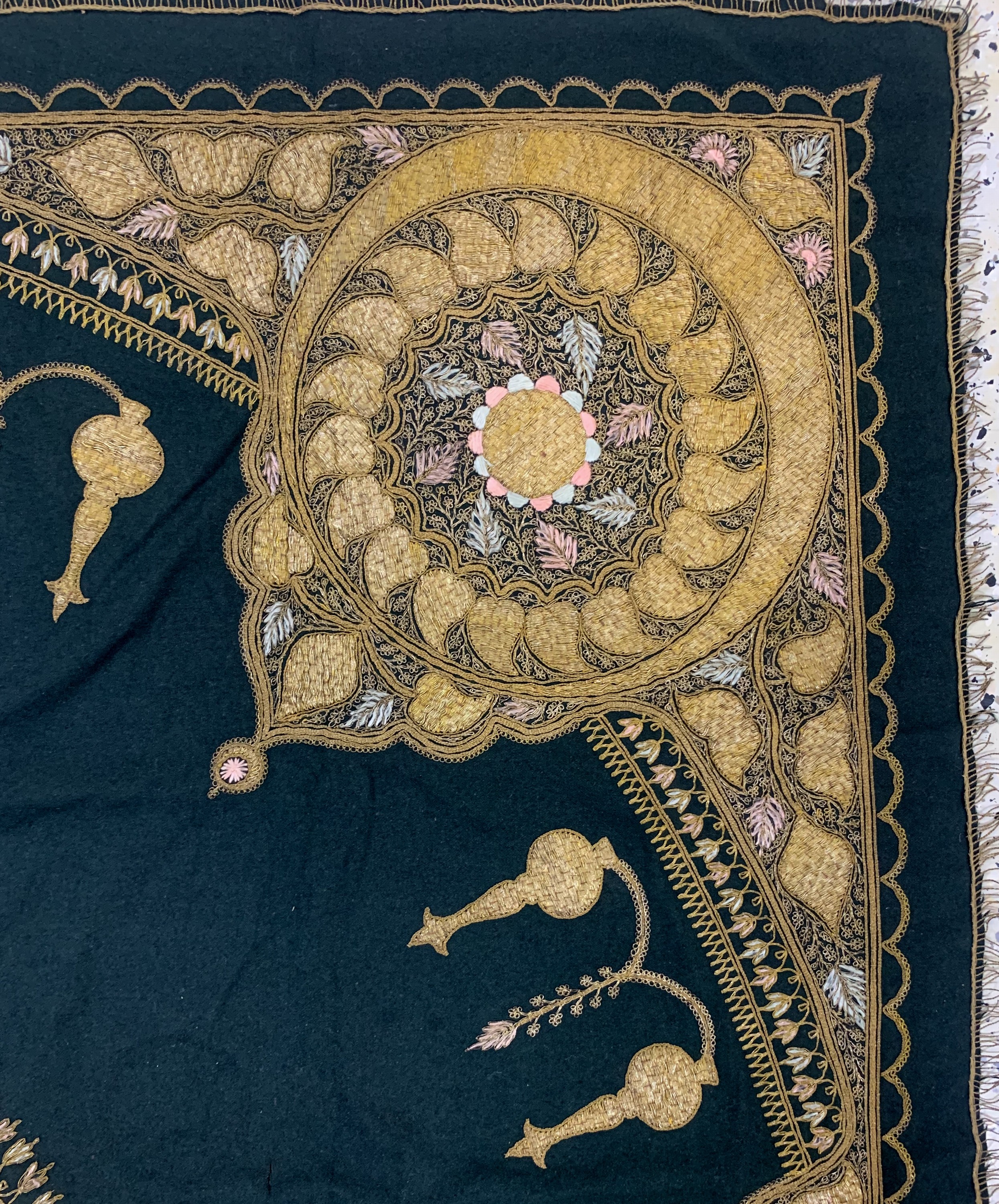 Detail e: Seide-Metallstickerei, Indien, Anfang 20.Jhd, Seide & Metall, ca. 170 x 170 cm, EHZ:2