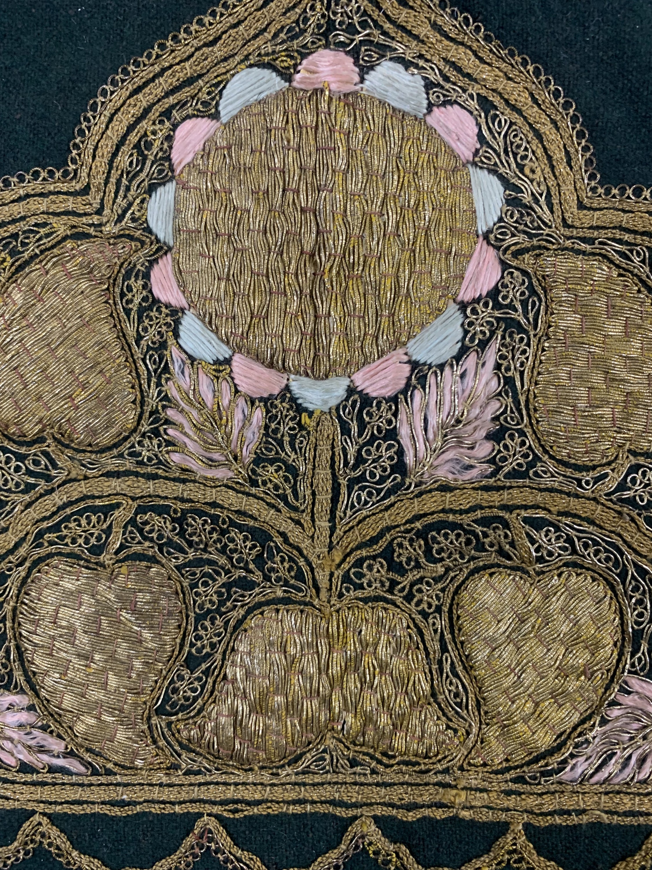 Detail f: Seide-Metallstickerei, Indien, Anfang 20.Jhd, Seide & Metall, ca. 170 x 170 cm, EHZ:2