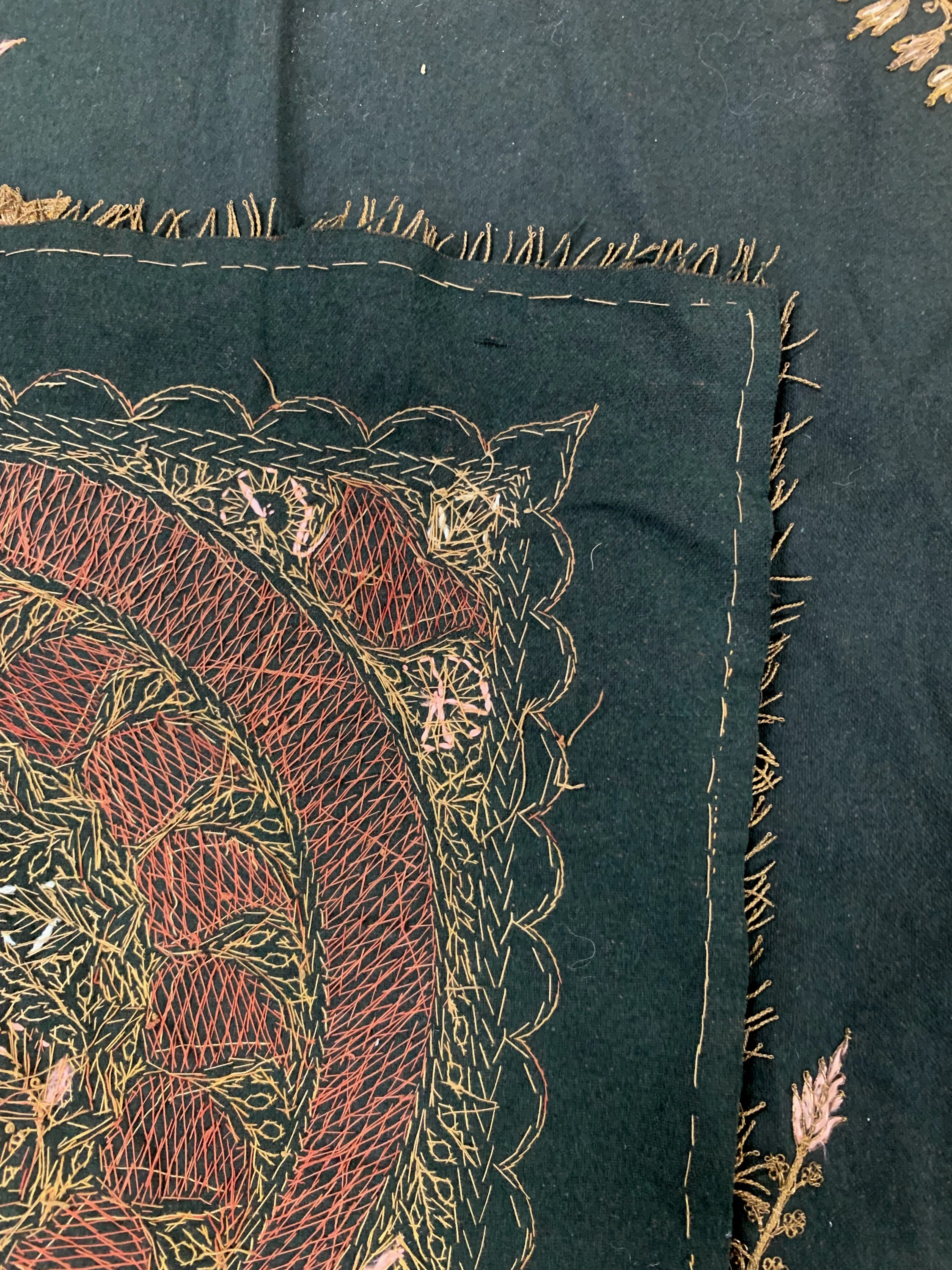 Detail g: Seide-Metallstickerei, Indien, Anfang 20.Jhd, Seide & Metall, ca. 170 x 170 cm, EHZ:2