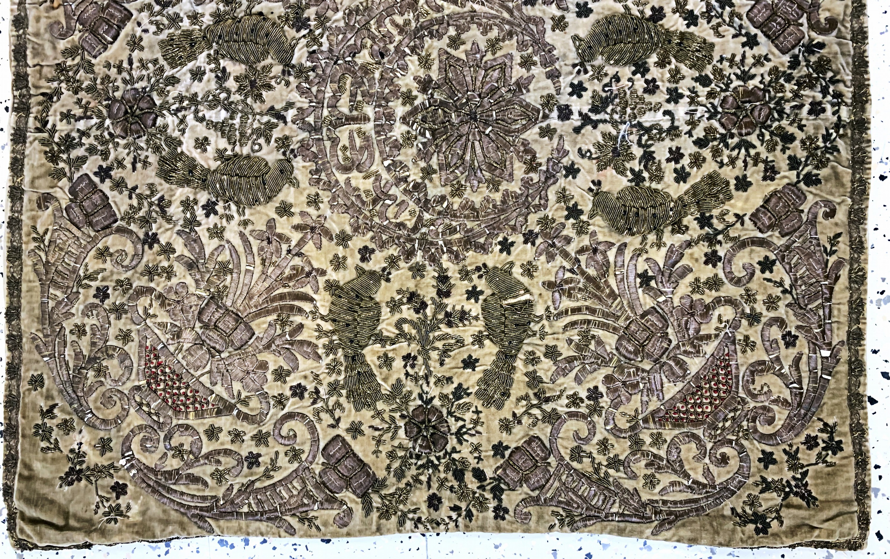 Detail b: Osmanische Stickerei antik, Türkei, 19.Jhd,Metallstickerei auf Samt, ca. 82 x 82 cm, EHZ:2-3