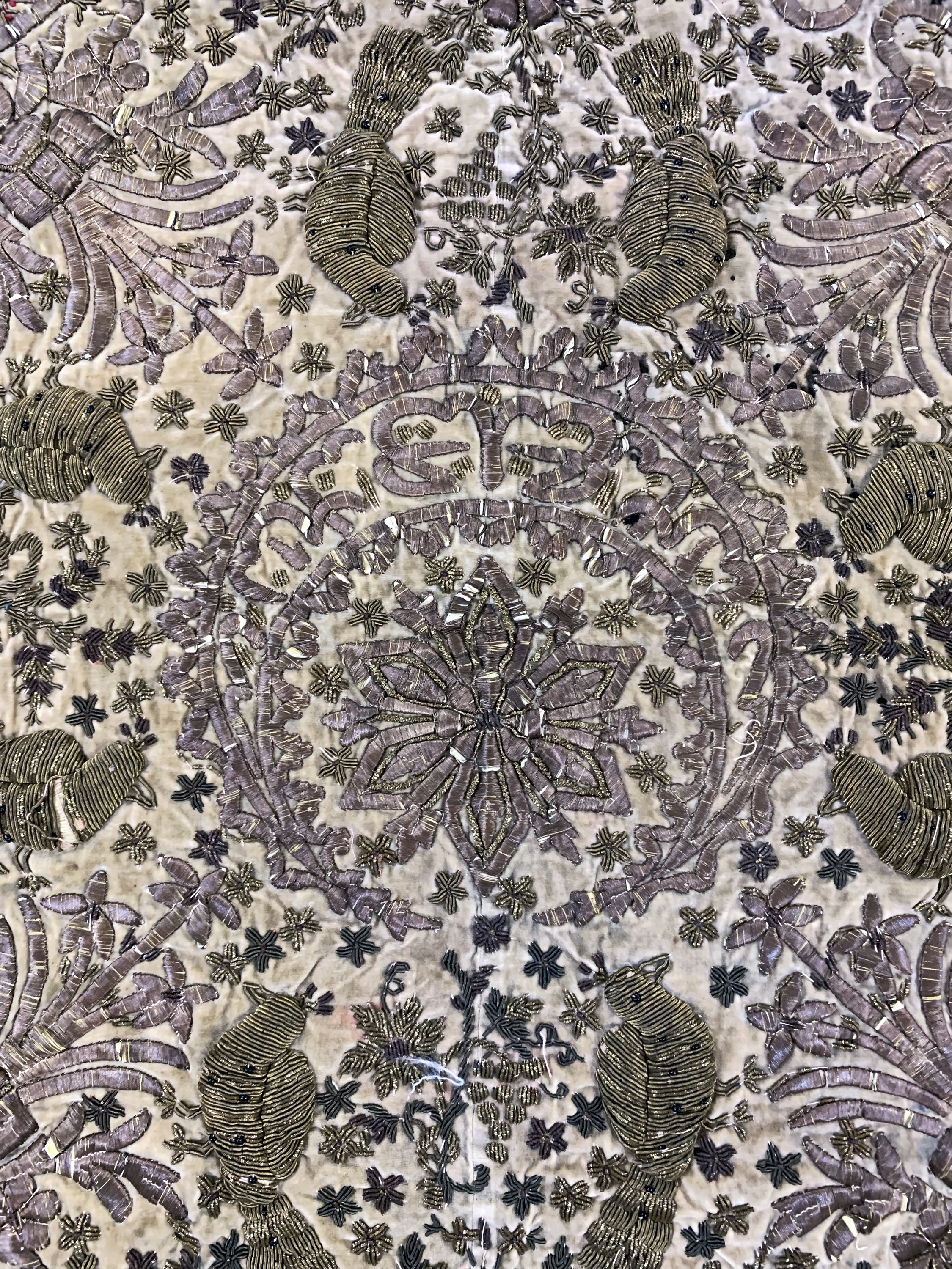 Detail c: Osmanische Stickerei antik, Türkei, 19.Jhd,Metallstickerei auf Samt, ca. 82 x 82 cm, EHZ:2-3