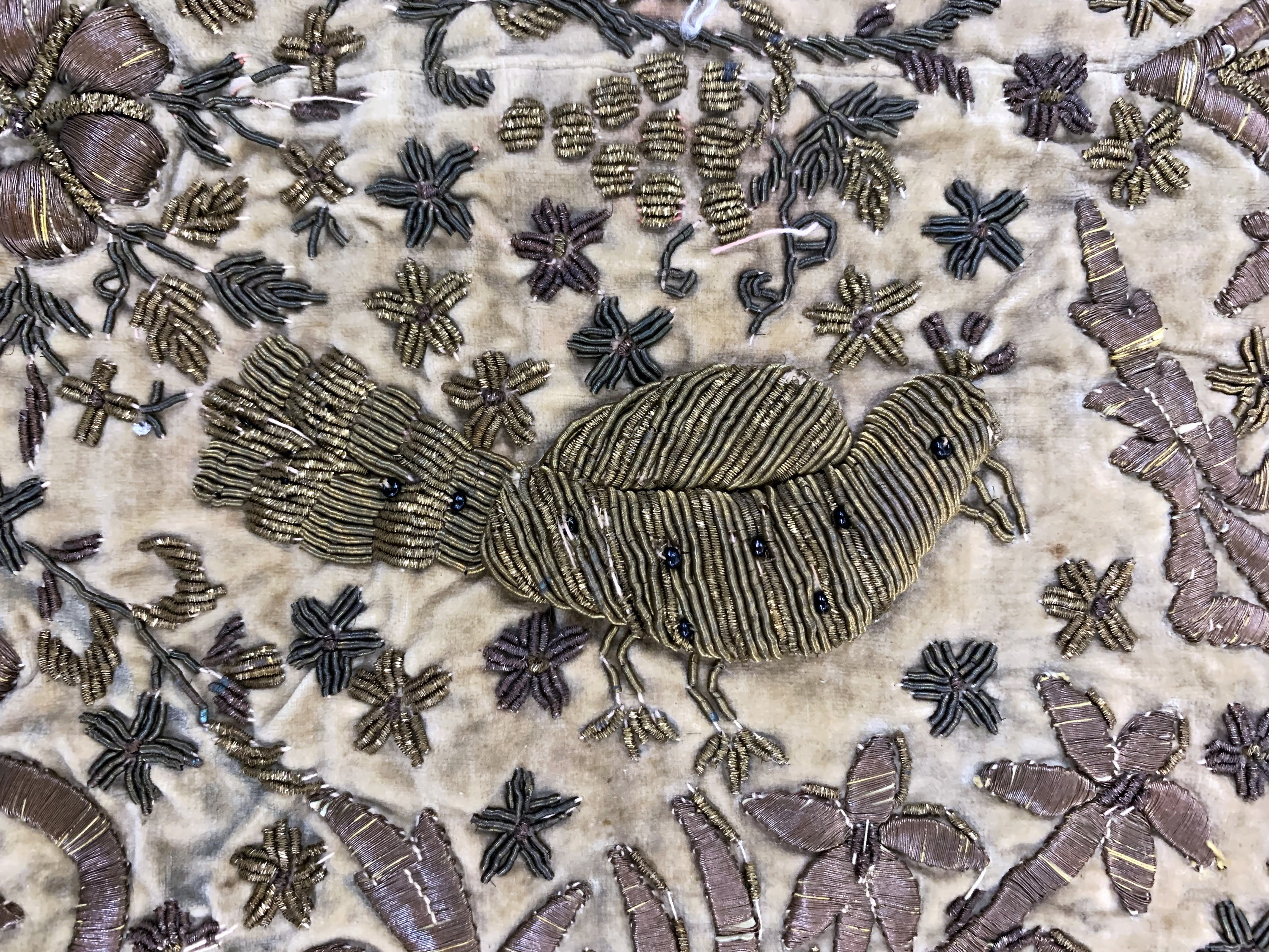 Detail d: Osmanische Stickerei antik, Türkei, 19.Jhd,Metallstickerei auf Samt, ca. 82 x 82 cm, EHZ:2-3