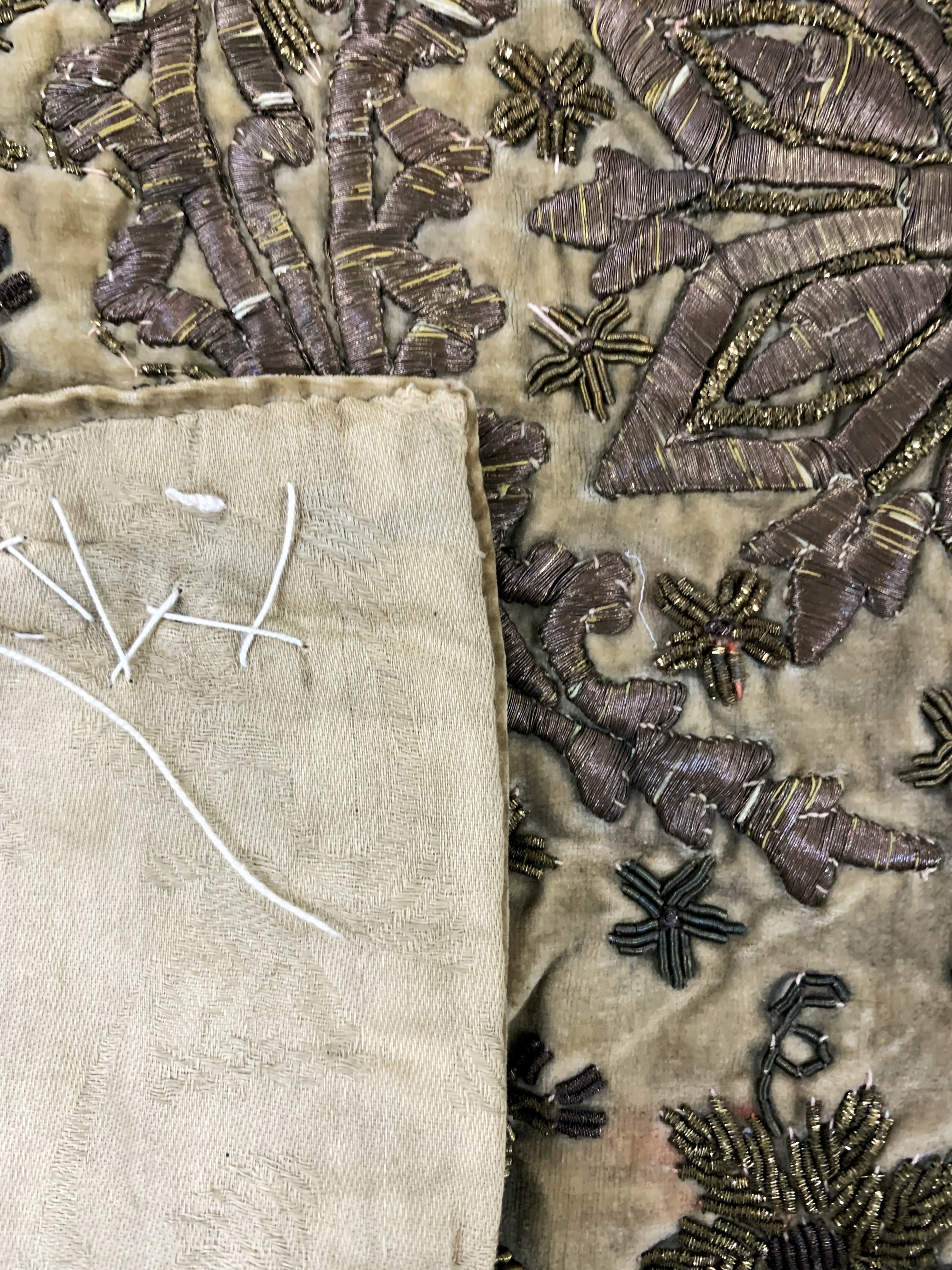 Detail e: Osmanische Stickerei antik, Türkei, 19.Jhd,Metallstickerei auf Samt, ca. 82 x 82 cm, EHZ:2-3