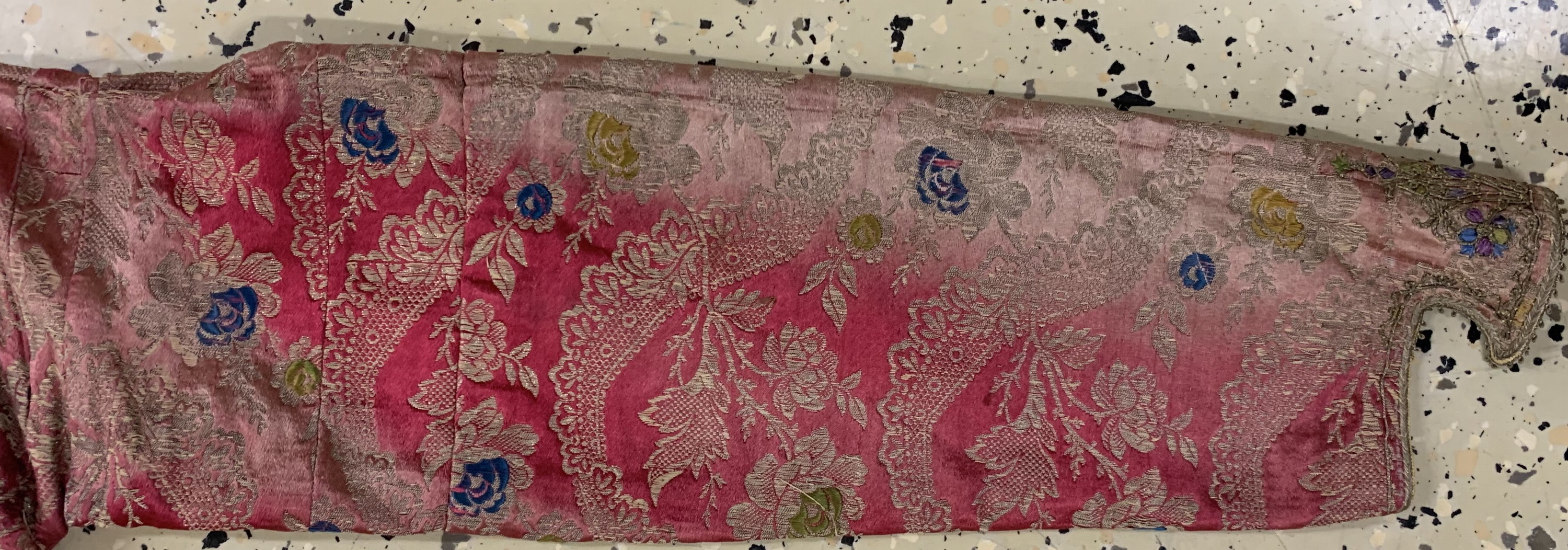 Detail a: Festtags-Frauenmantel, Turkmenistan, um 1900, Seidenstickerei, EHZ: 3
