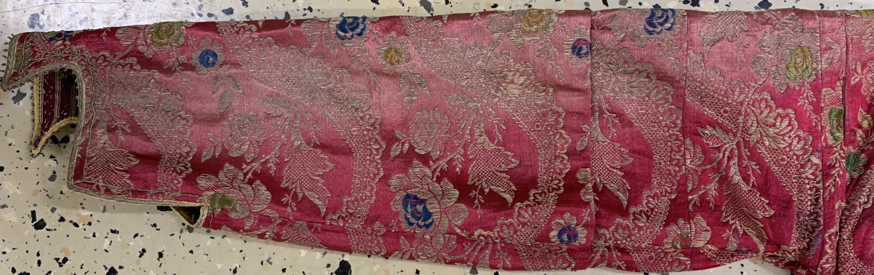 Detail b: Festtags-Frauenmantel, Turkmenistan, um 1900, Seidenstickerei, EHZ: 3