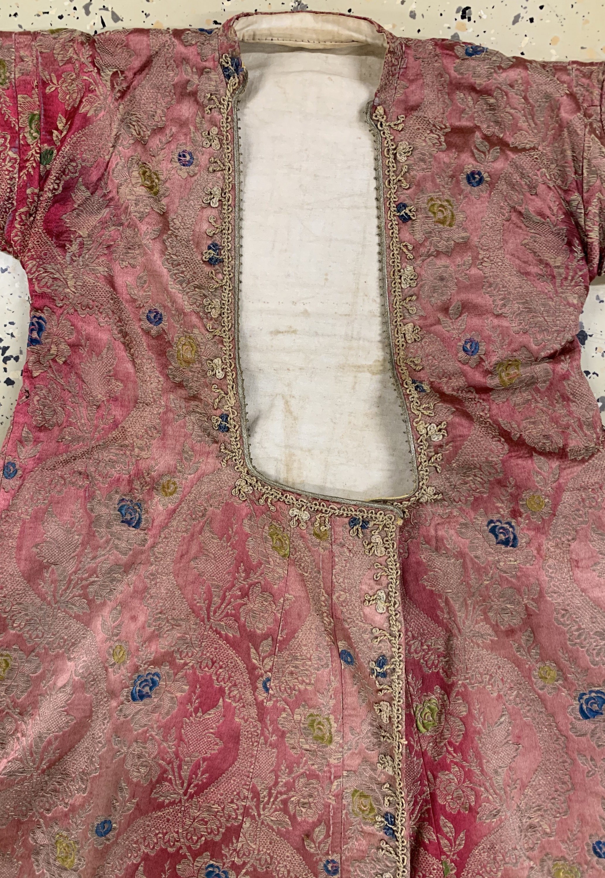 Detail c: Festtags-Frauenmantel, Turkmenistan, um 1900, Seidenstickerei, EHZ: 3