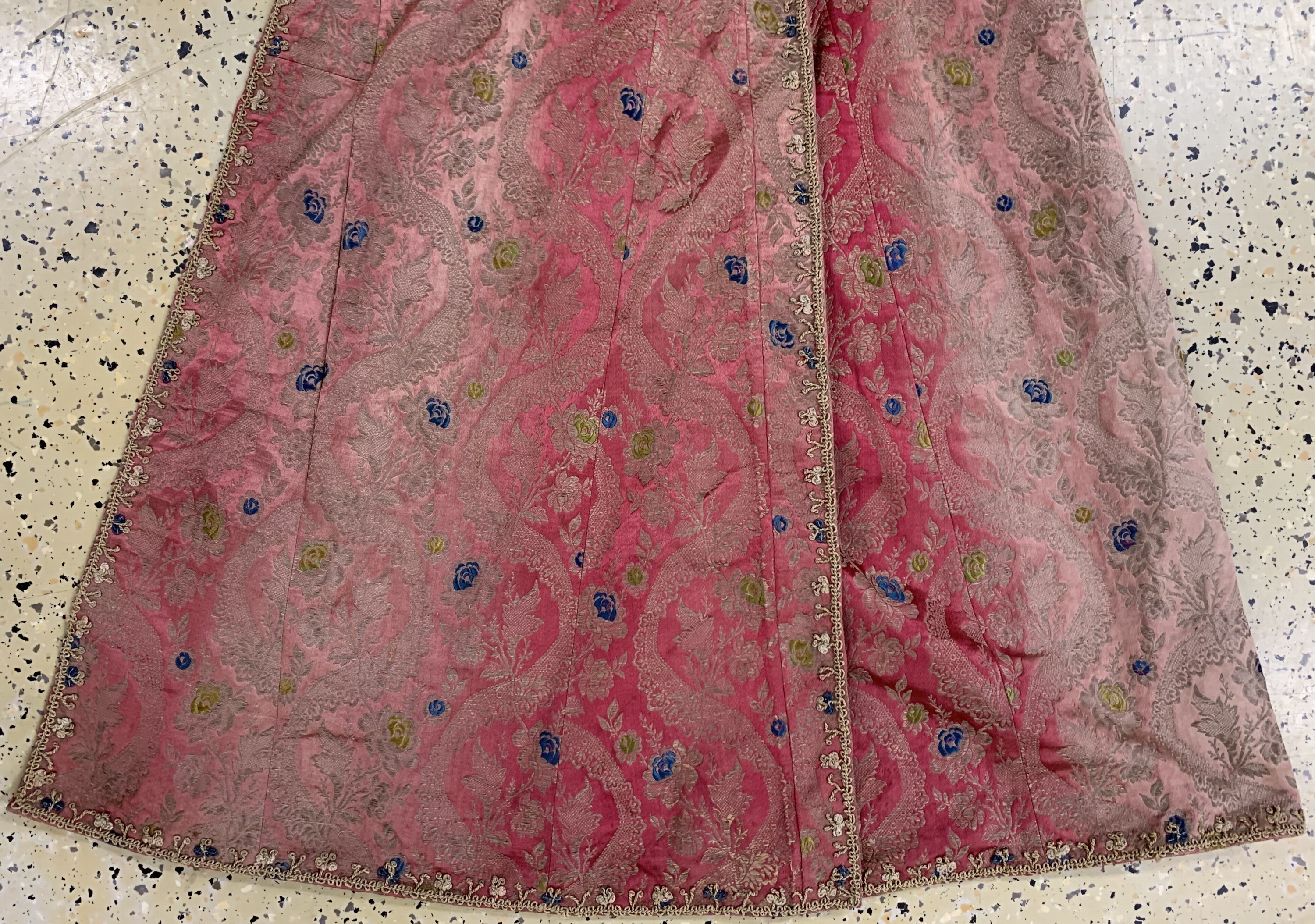 Detail d: Festtags-Frauenmantel, Turkmenistan, um 1900, Seidenstickerei, EHZ: 3