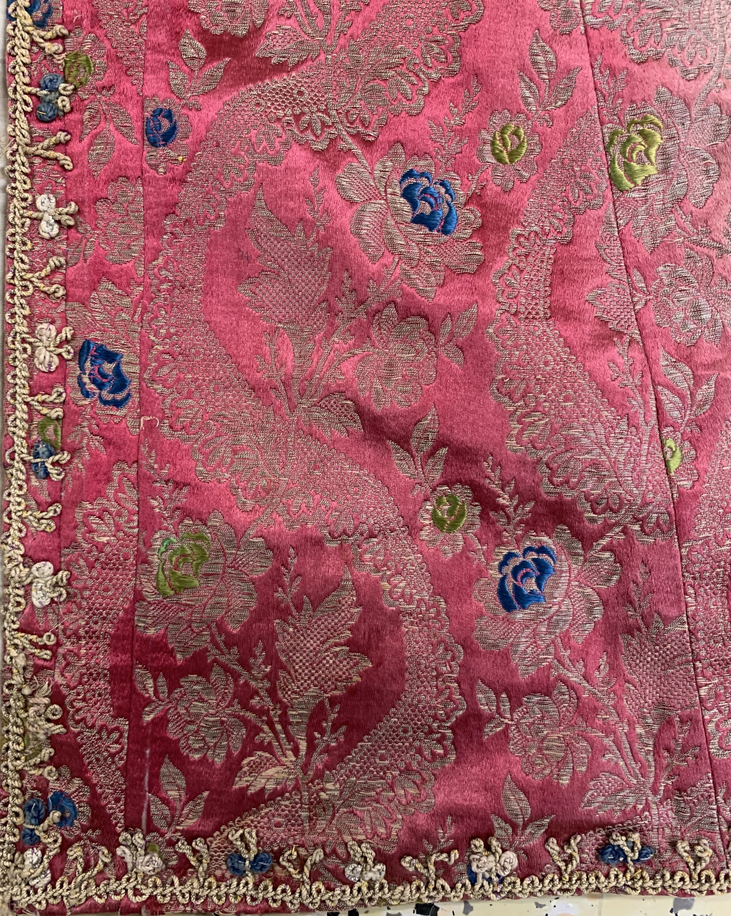 Detail e: Festtags-Frauenmantel, Turkmenistan, um 1900, Seidenstickerei, EHZ: 3