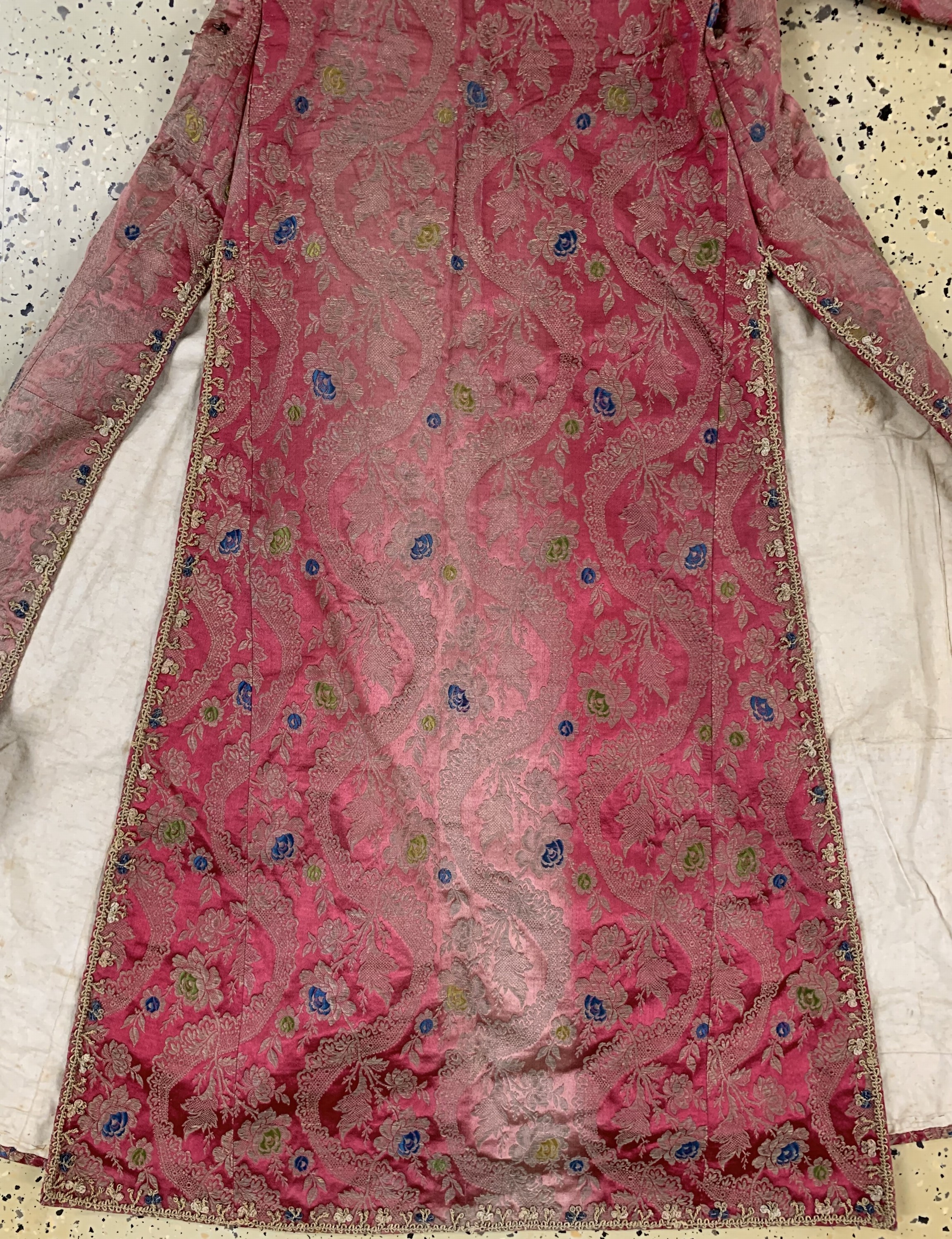 Detail f: Festtags-Frauenmantel, Turkmenistan, um 1900, Seidenstickerei, EHZ: 3